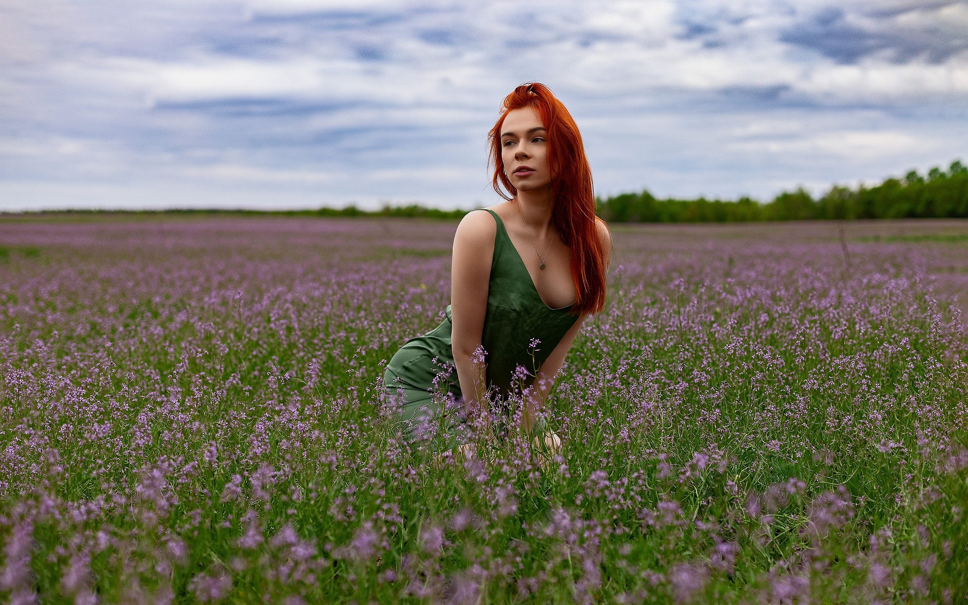 Free photo The girl in the field