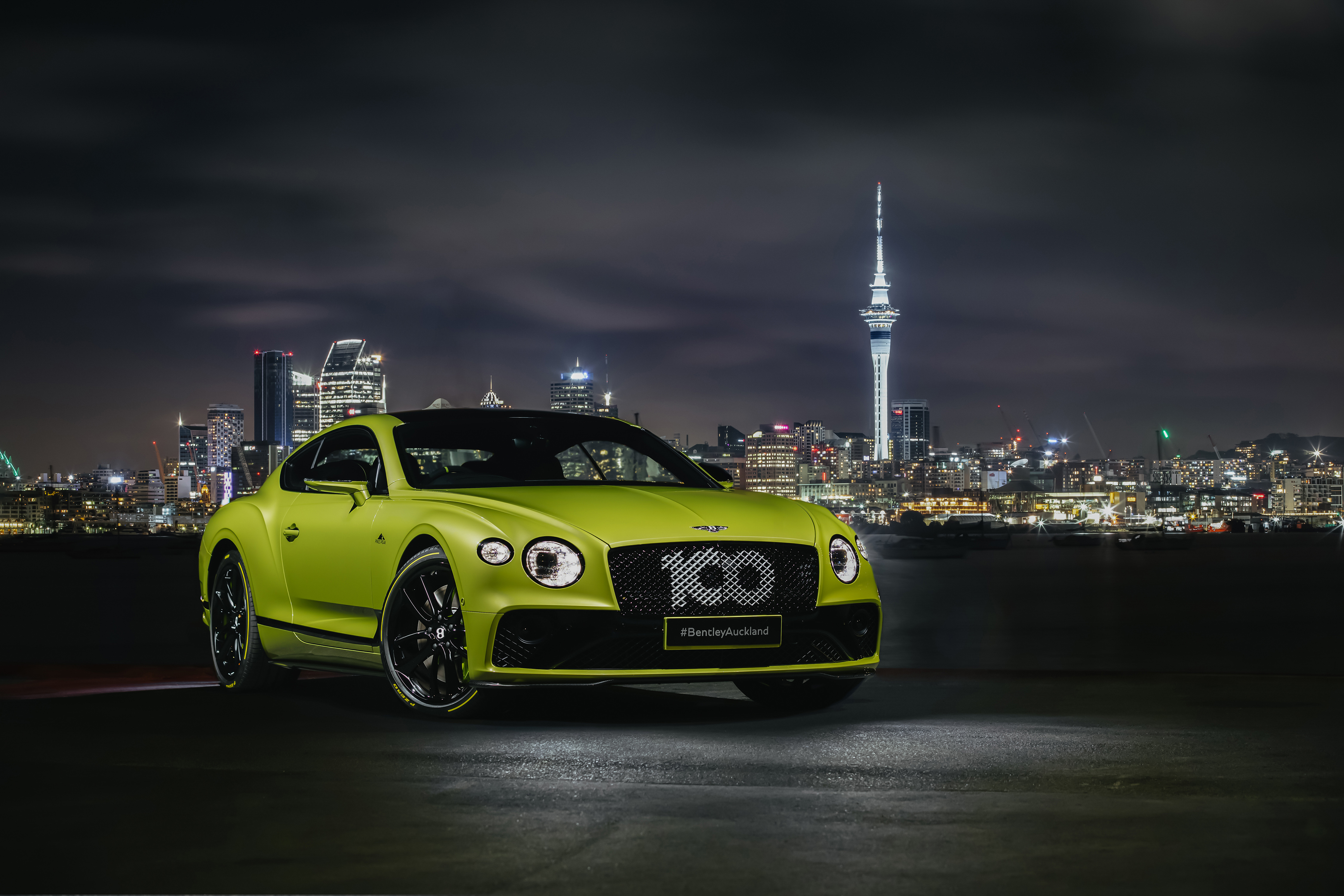 Бесплатное фото Bentley Continental GT 2021 года необычного зеленого цвета