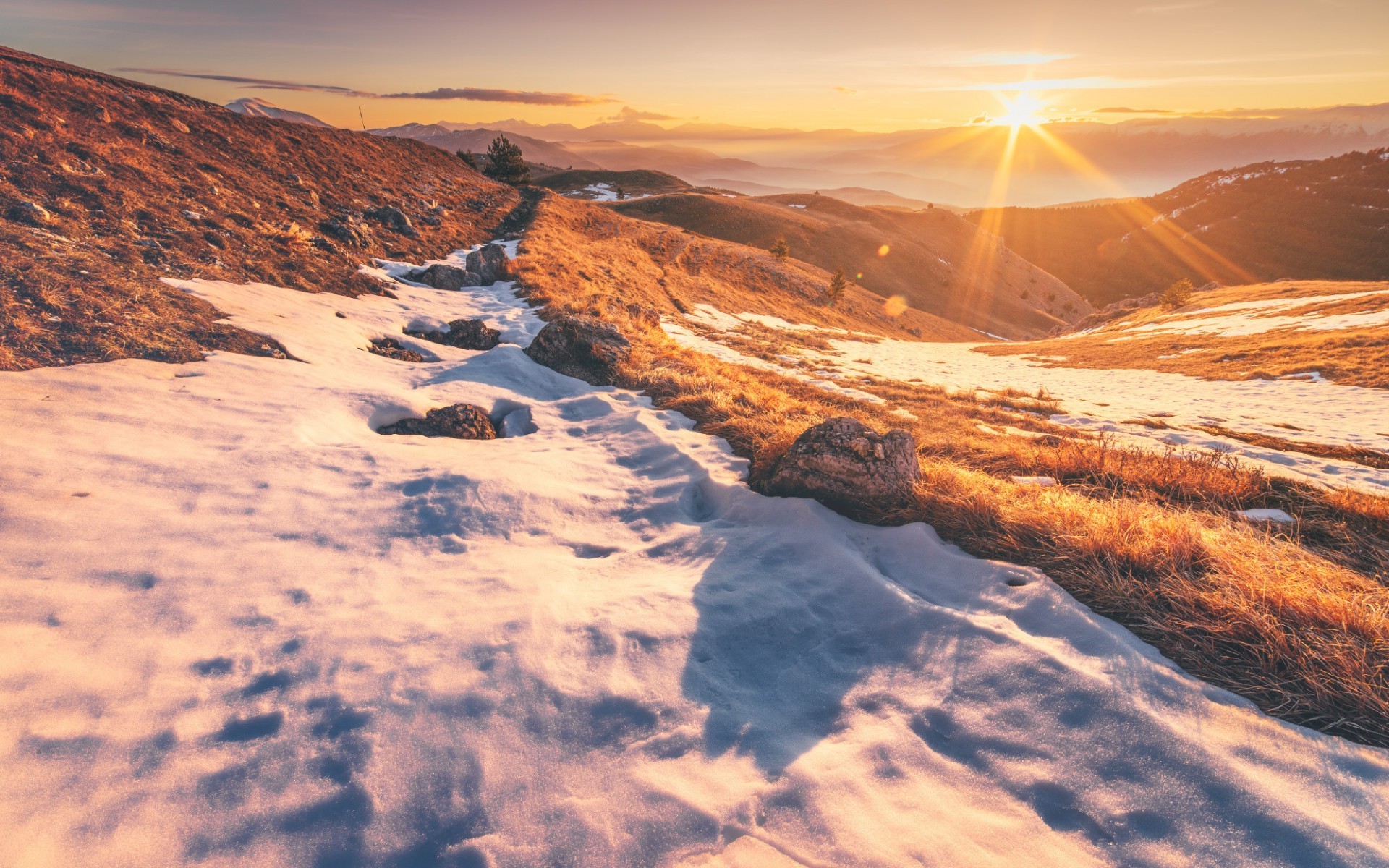 Free photo Winter sunrise in the mountains