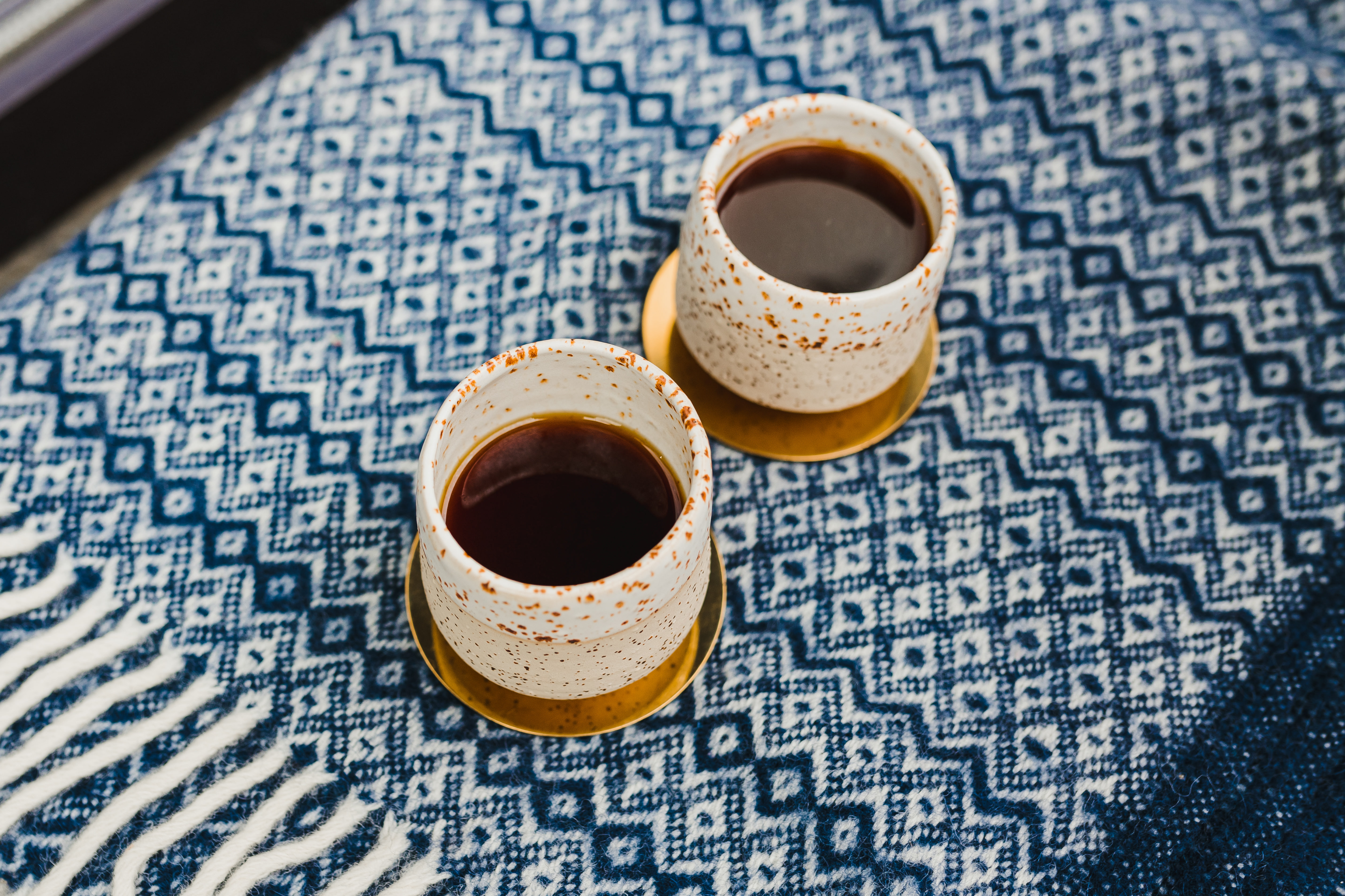 Бесплатное фото Обои с двумя чашками кофе