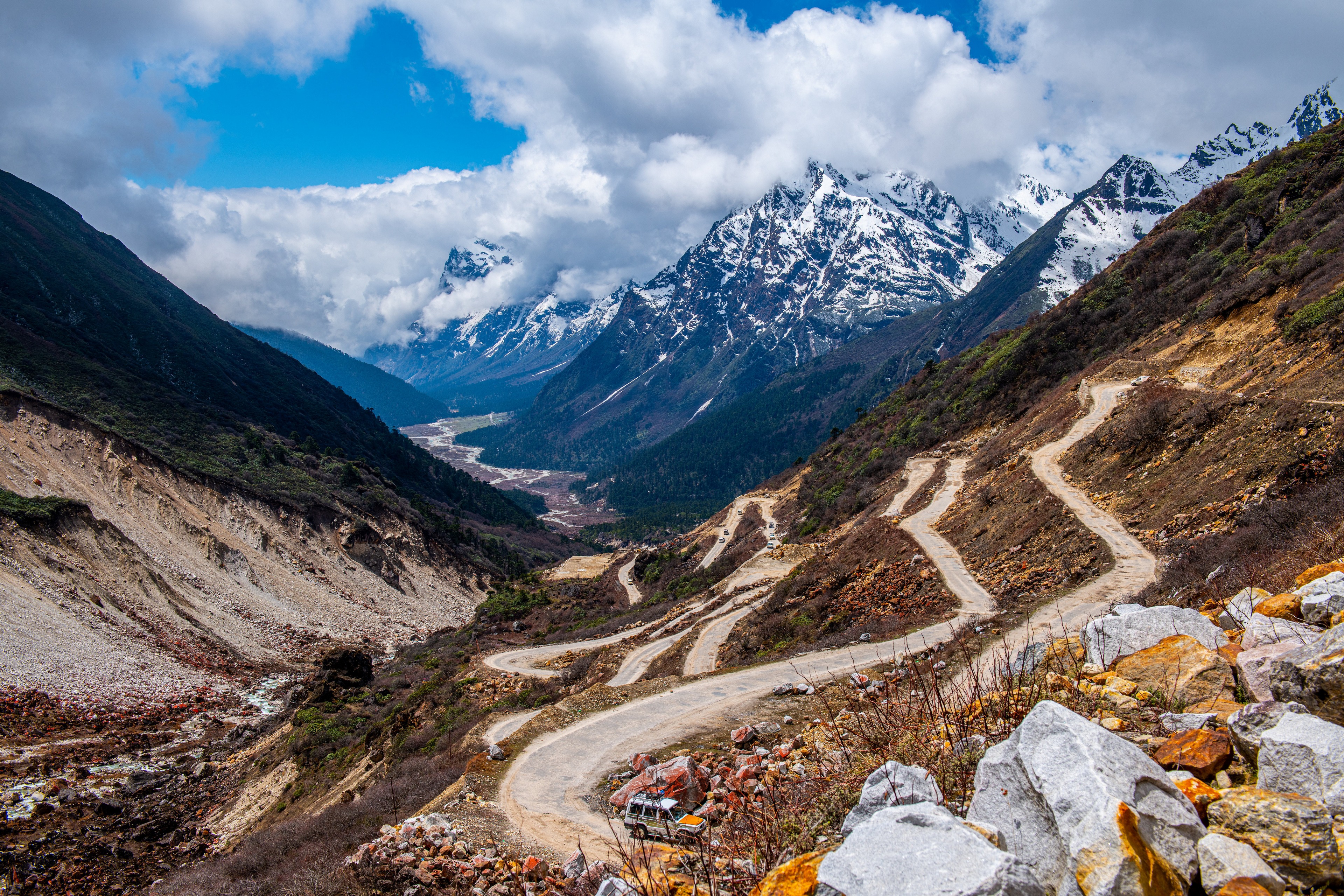 Free photo A winding road in the mountains of India