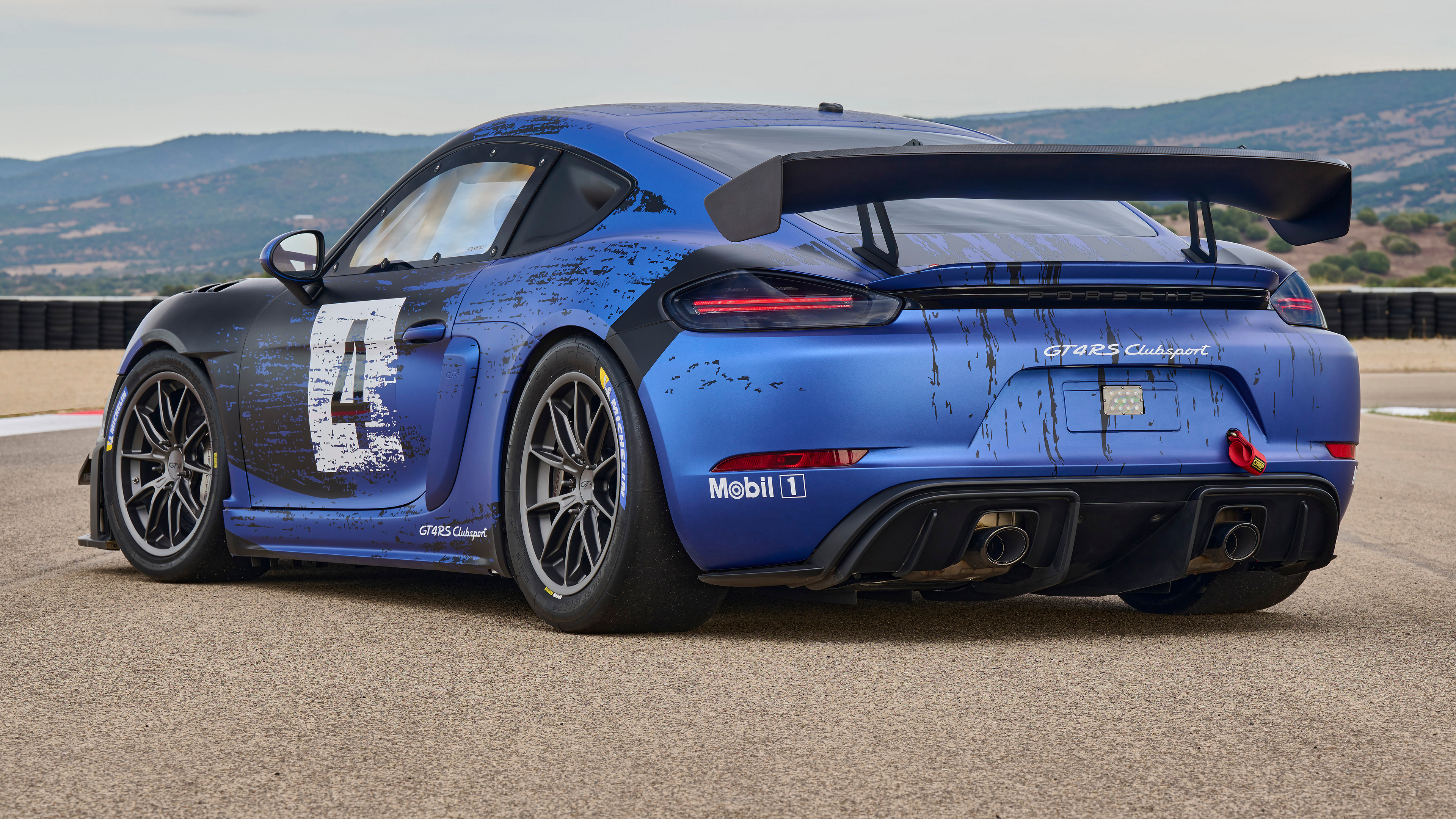 Free photo Blue Porsche 718 Cayman gt4 RS