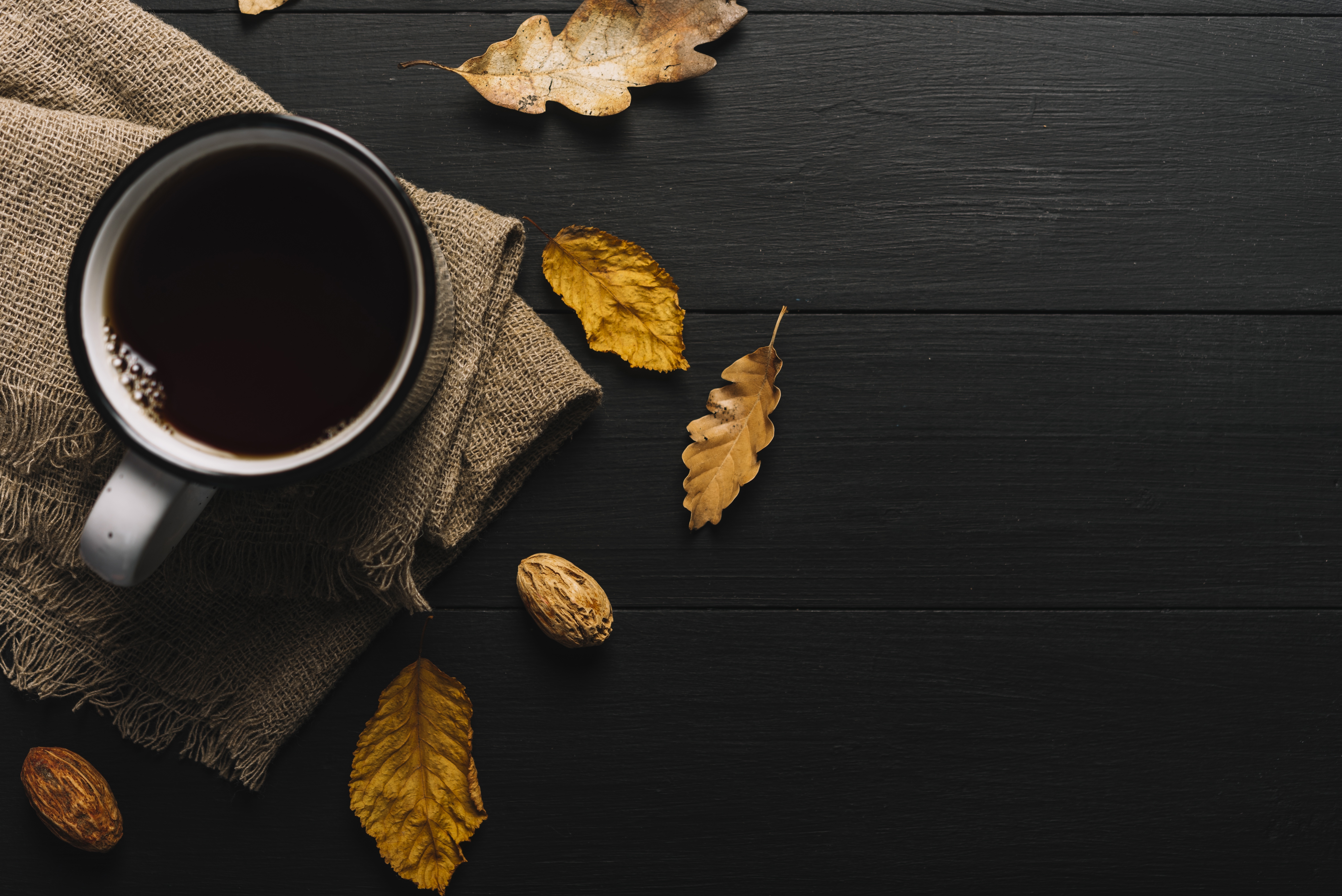 Autumn coffee mug with leaves on the table