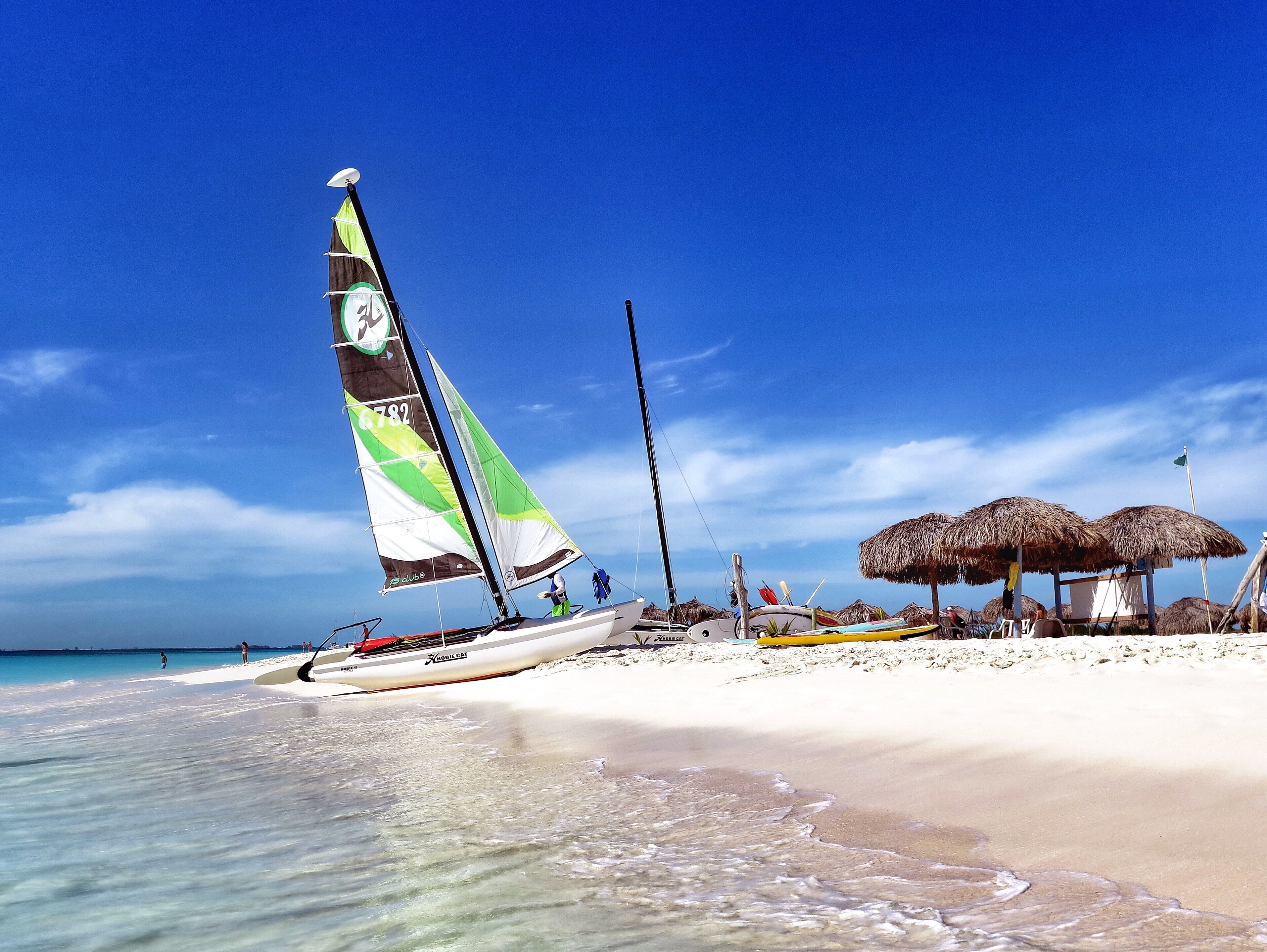 Free photo A sailboat on a sandy beach