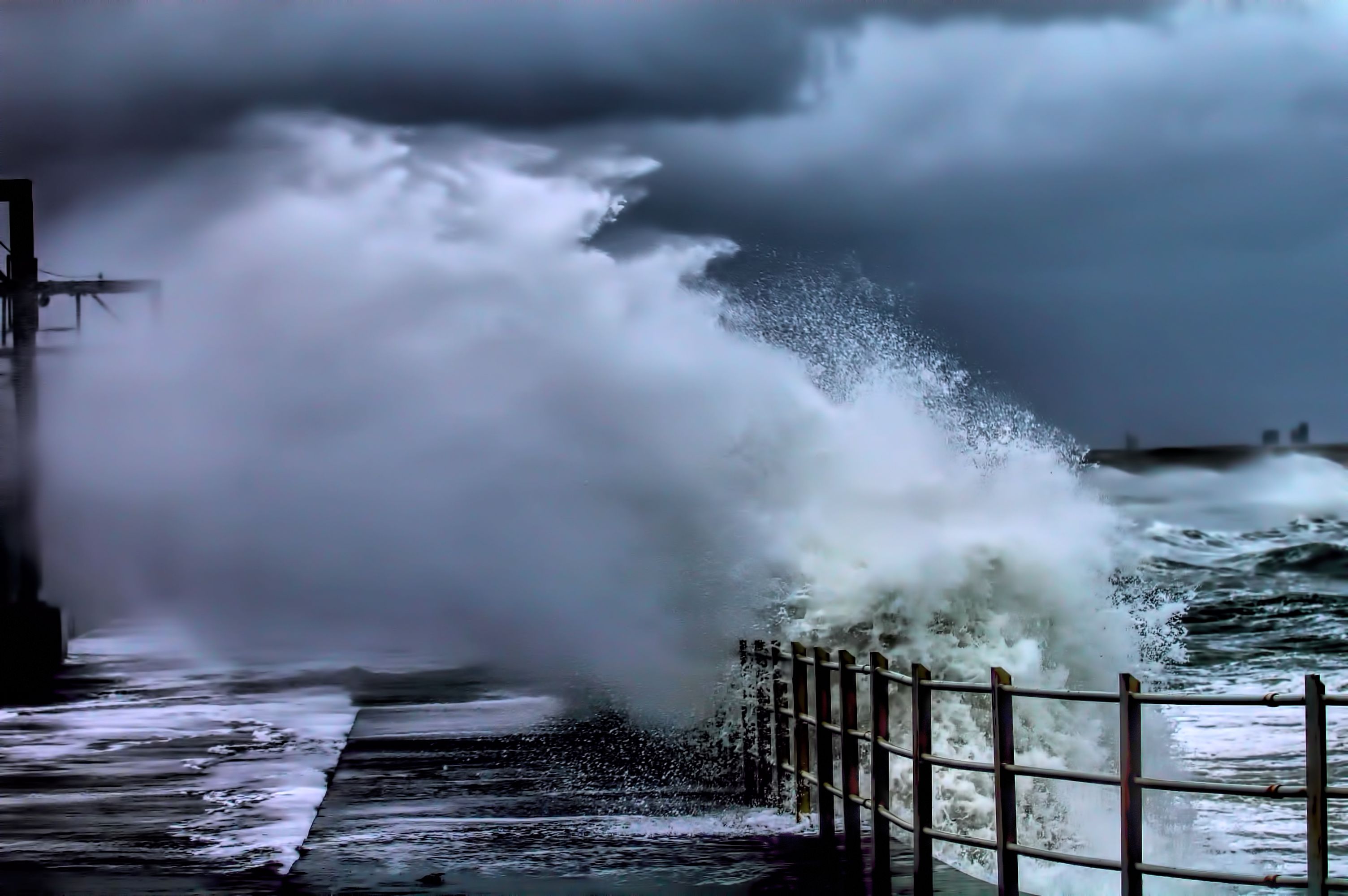 Free photo The wave crashed against the pier