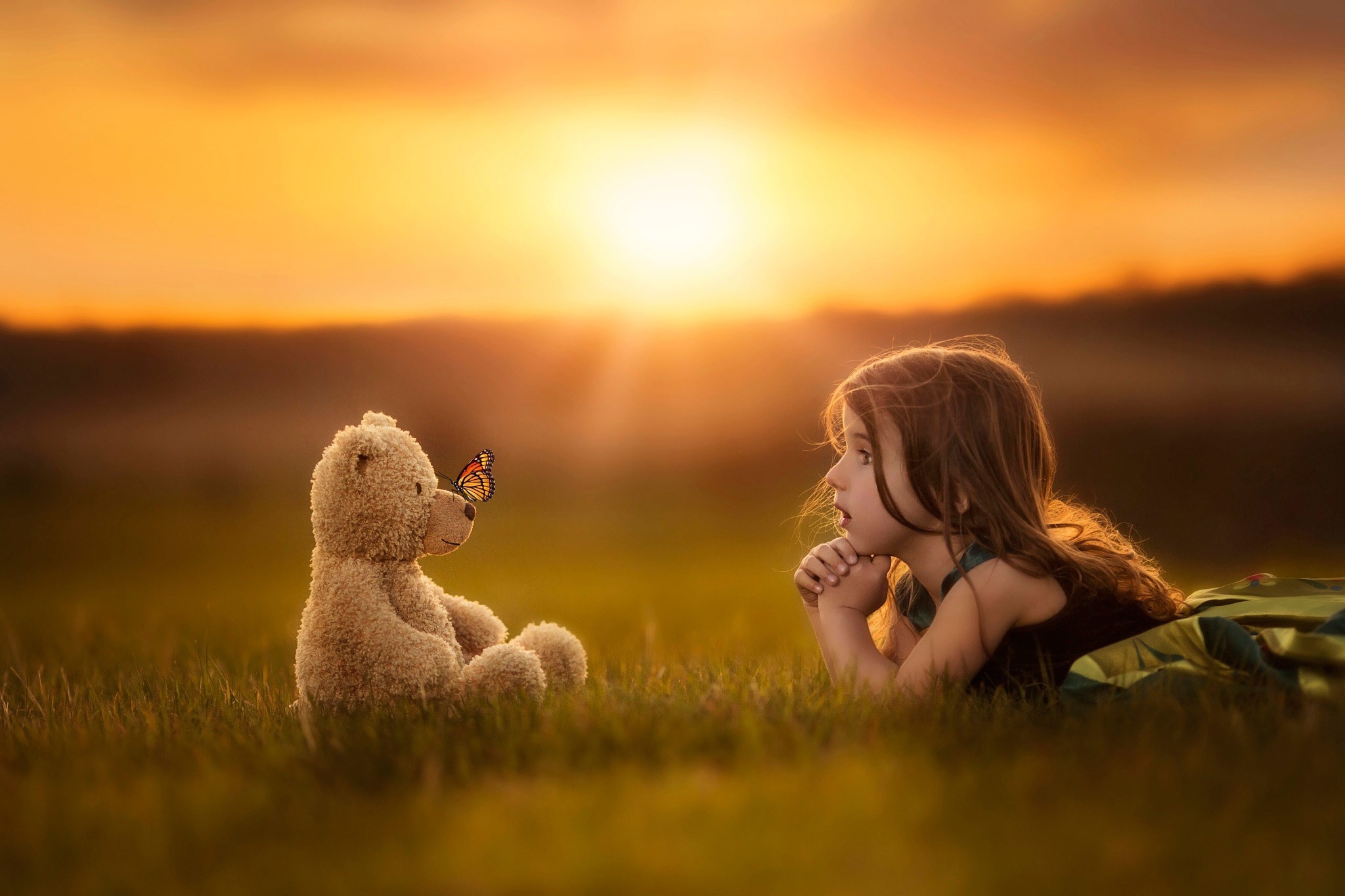 Free photo A girl alone with a teddy bear.