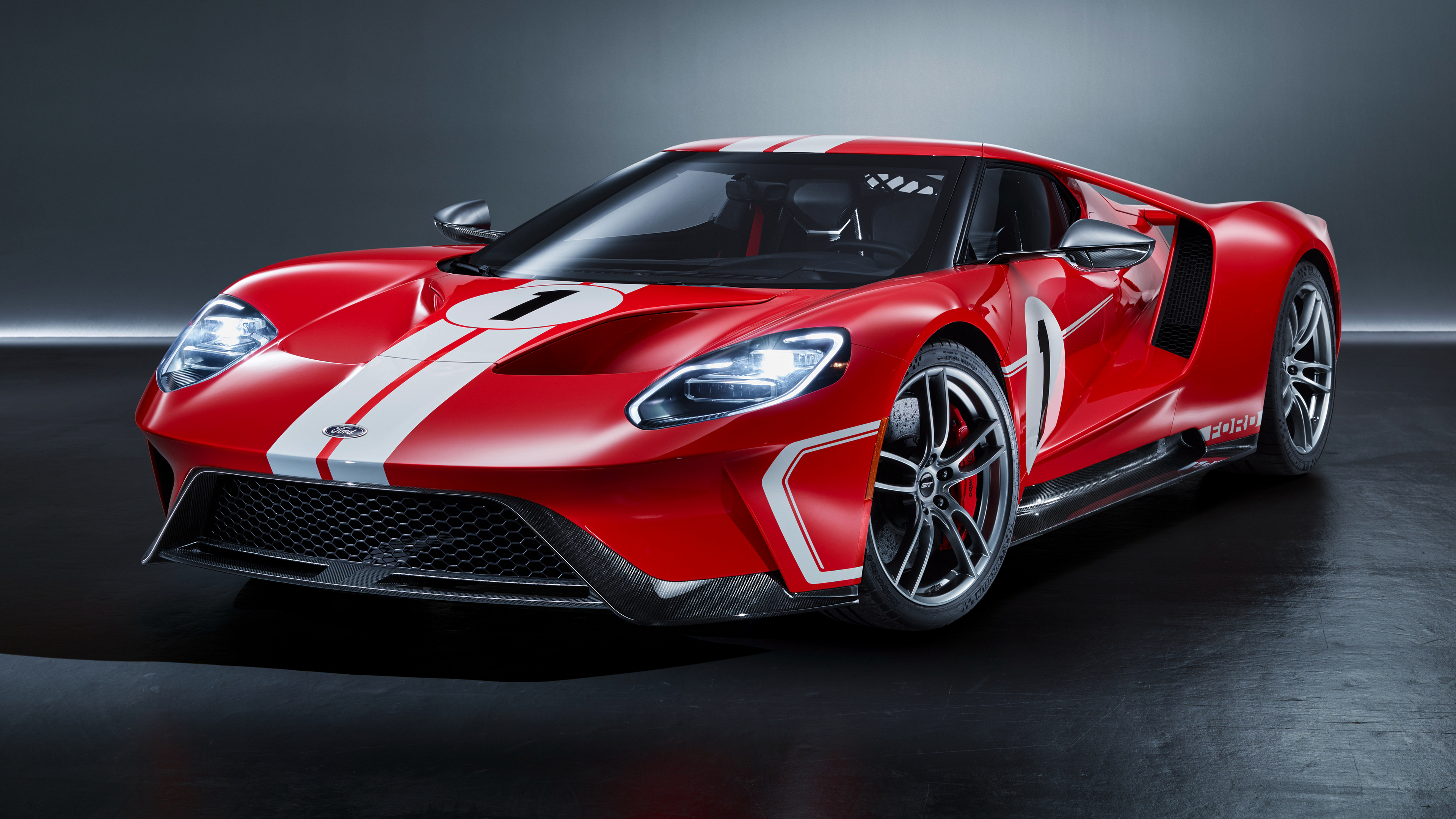 Бесплатное фото Версия Ford GT с двойной белой полосой