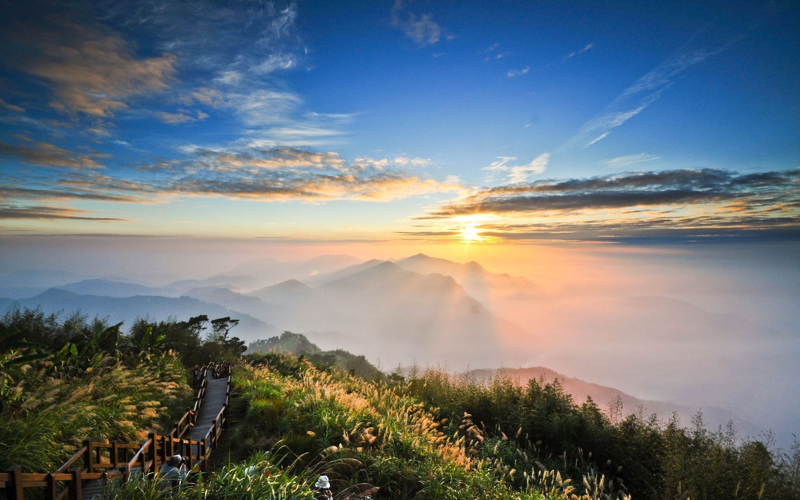 免费照片山脊上的黄金时刻