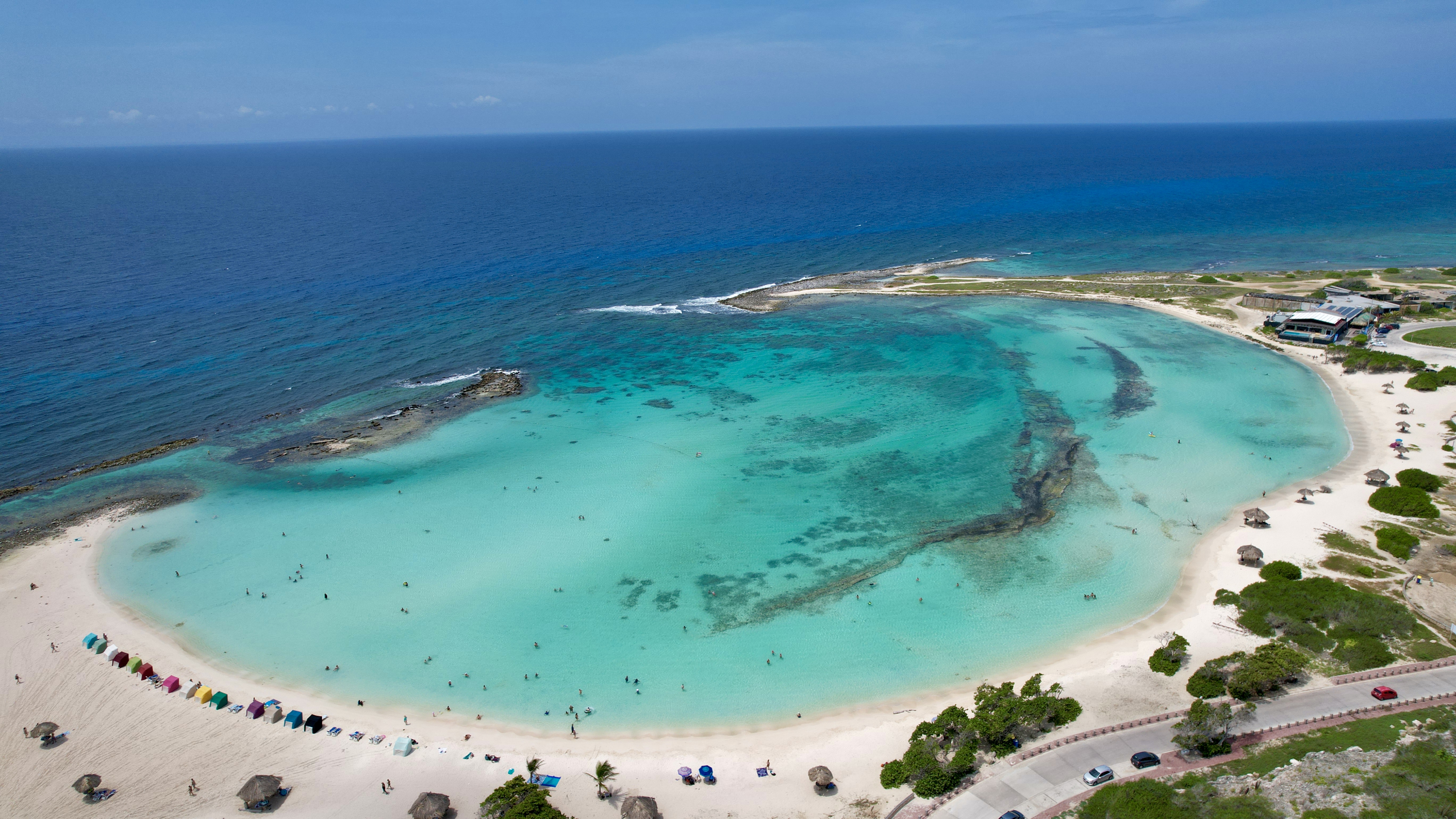 Free photo Large blue swimming pool on the sea beach