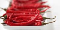 Красный перец чилли на белой тарелке