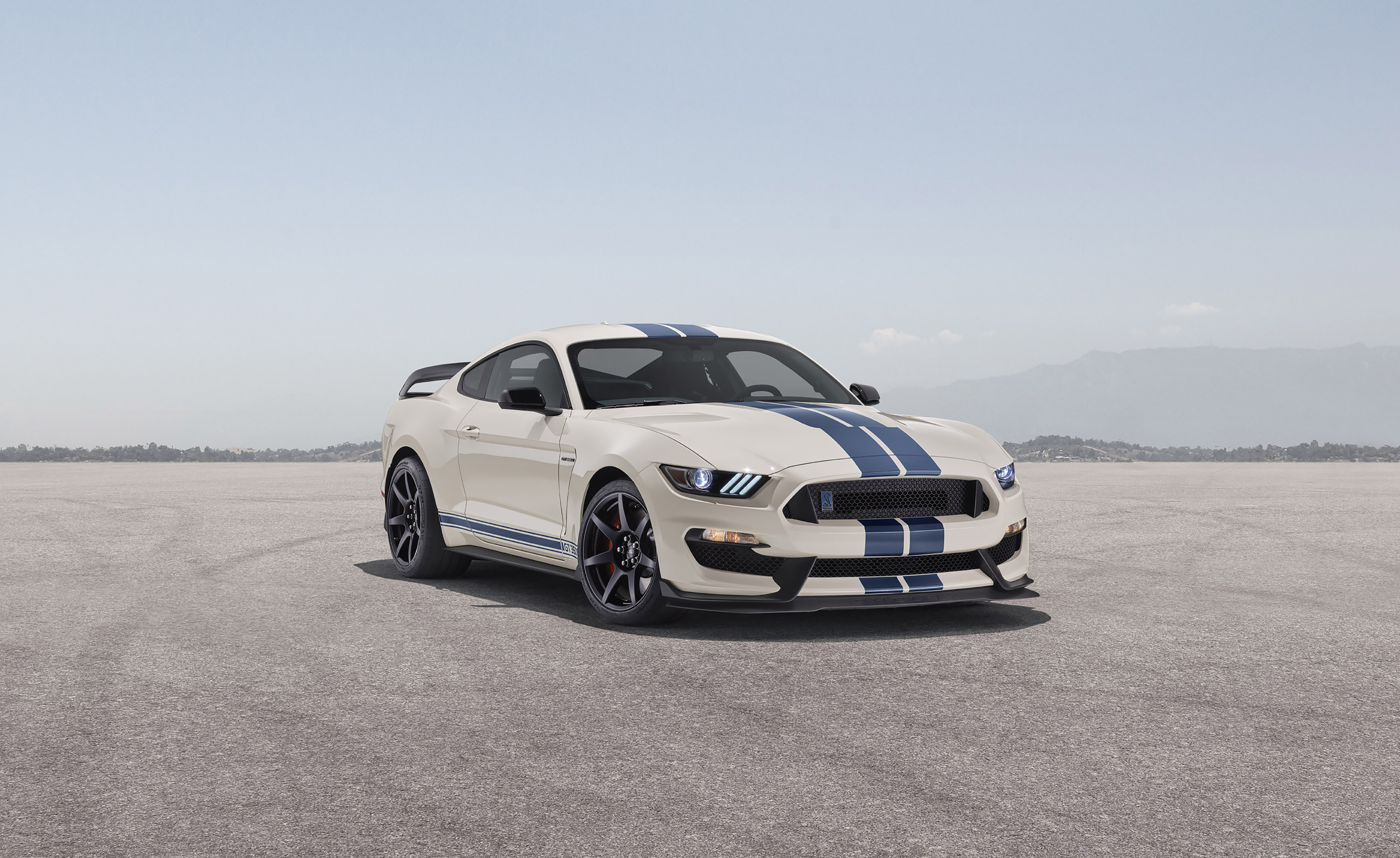 Бесплатное фото Белый Ford Mustang 2019 года с синими полосами