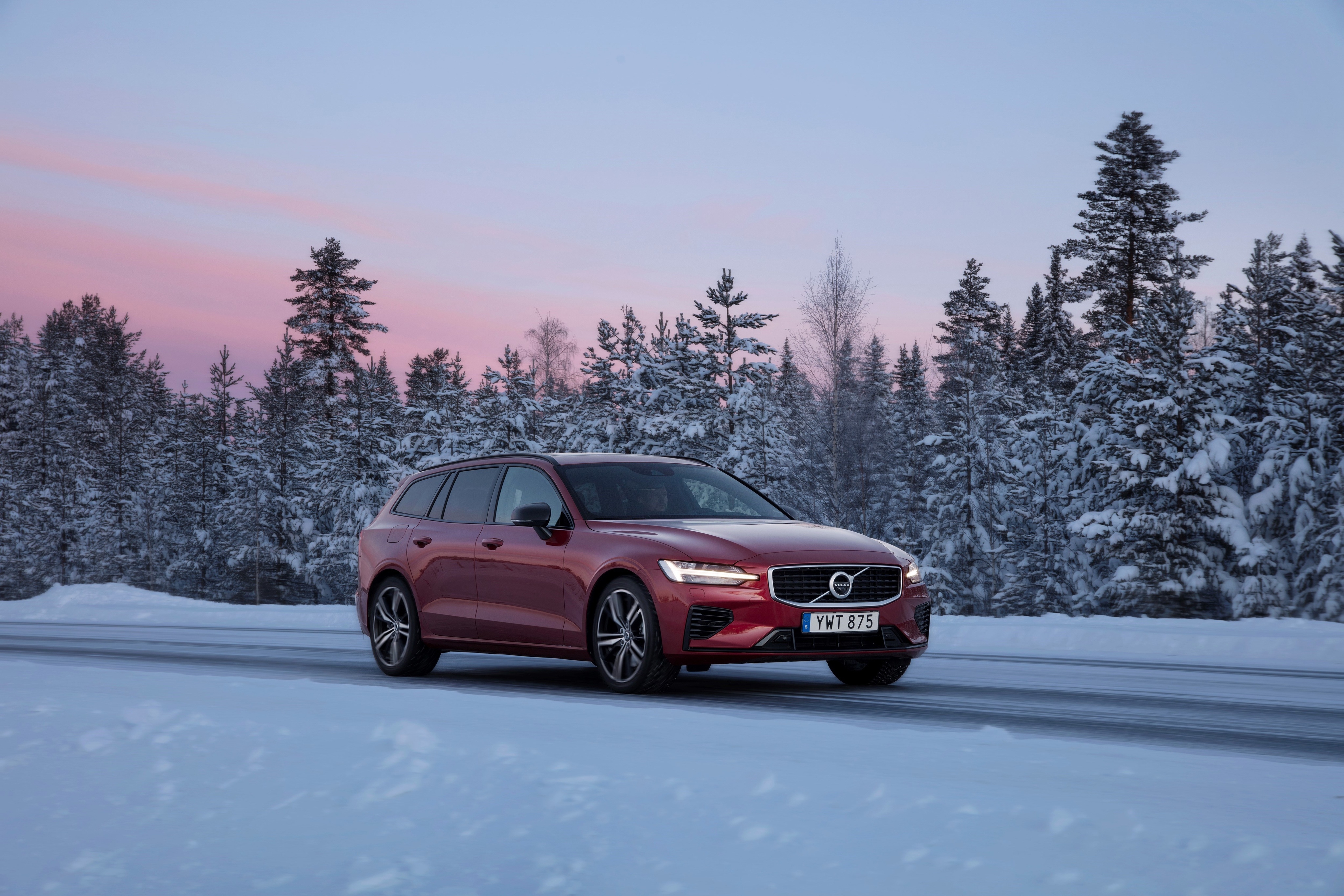 Бесплатное фото Volvo v60 на зимней дороге