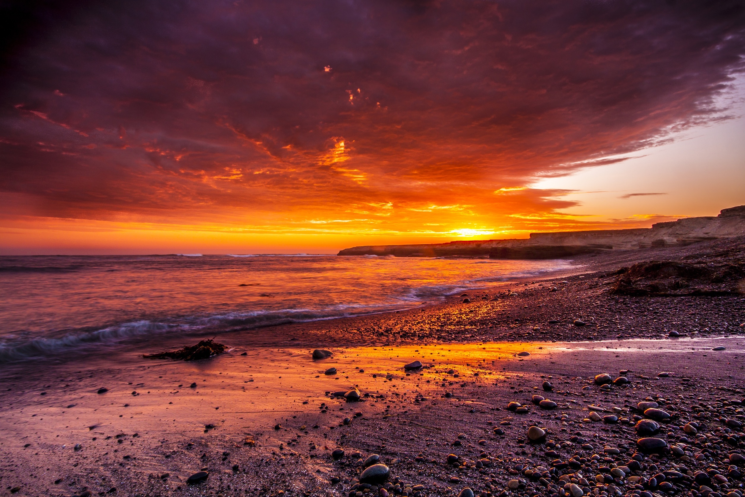 Free photo A picture of a fiery sea sunset.