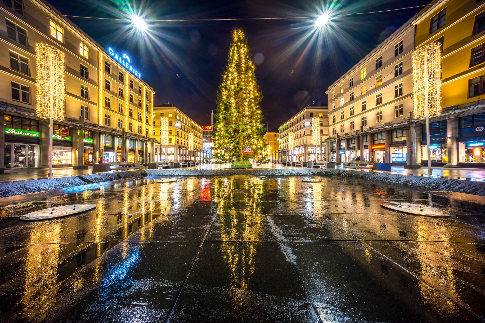 Wallpapers Christmas tree in Torgallmenningen Bergen Norway on the desktop