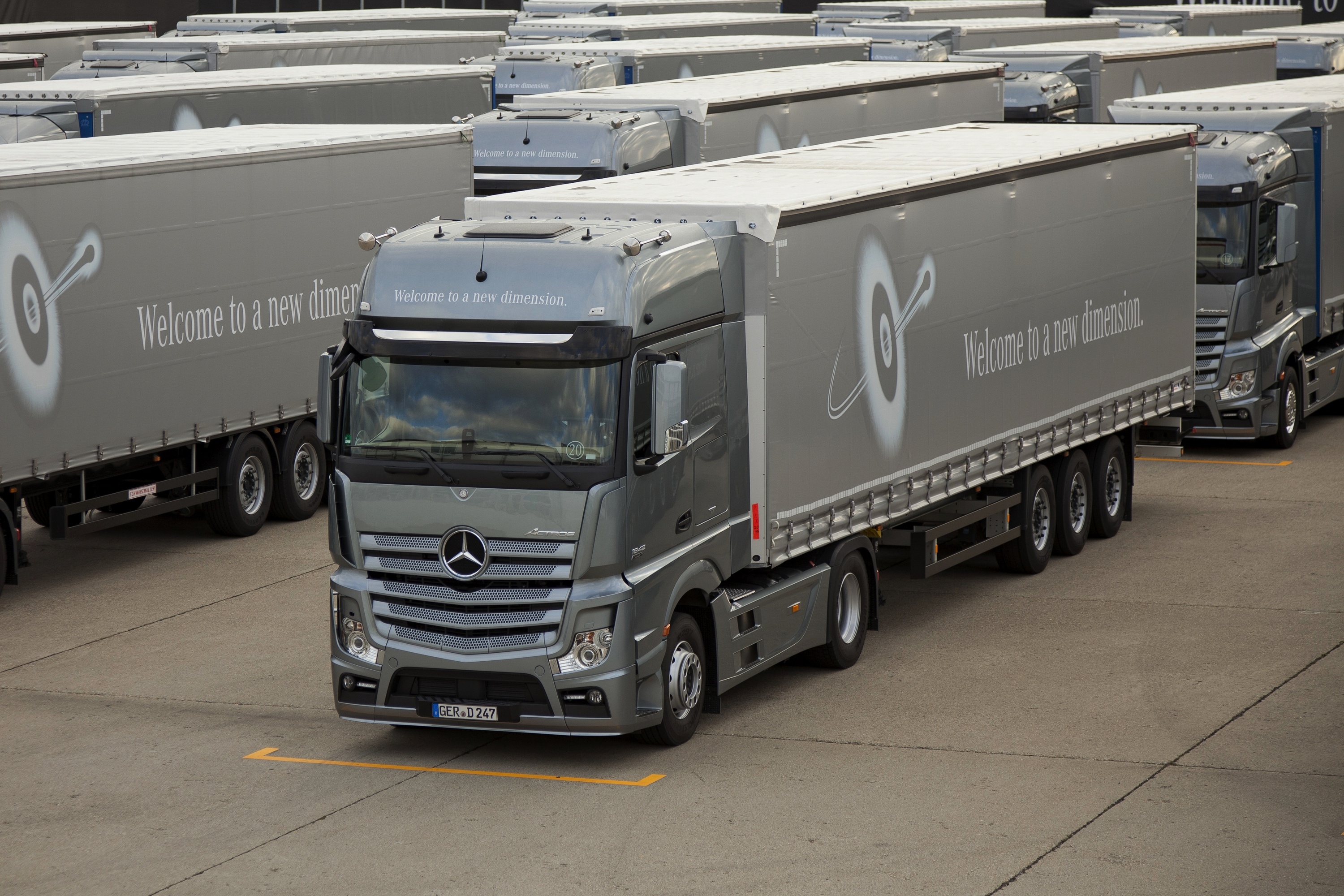 Бесплатное фото Серебристый тягач Mercedes-Benz Actros