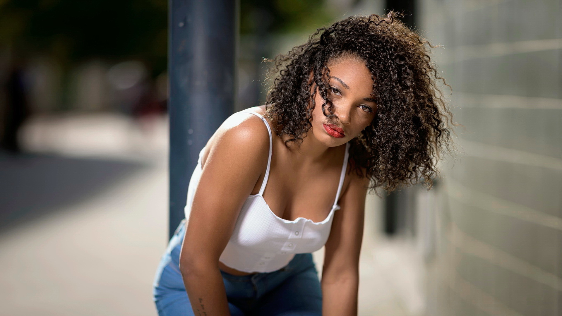 Free photo Photo of a girl on the street