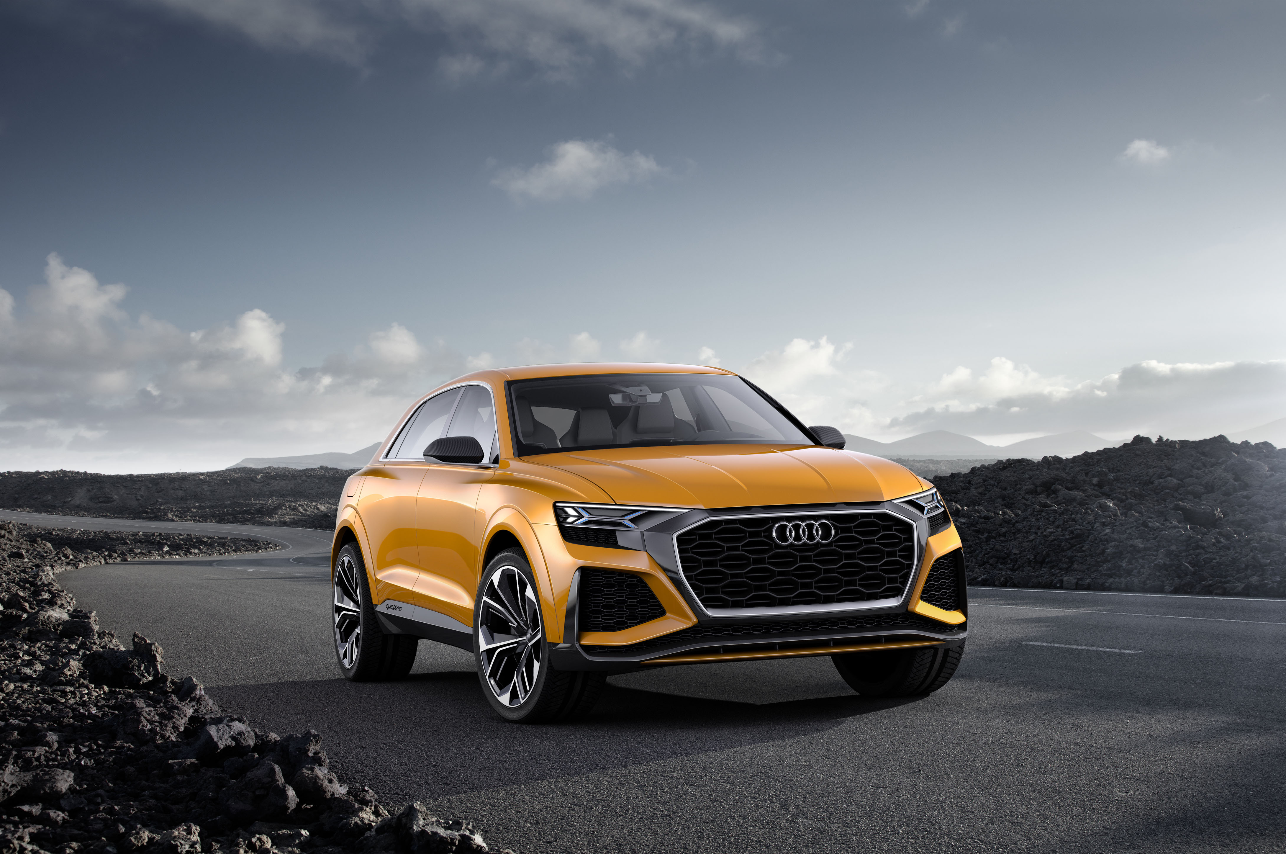 Бесплатное фото Audi Q8 оранжевого цвета на крутых дисках