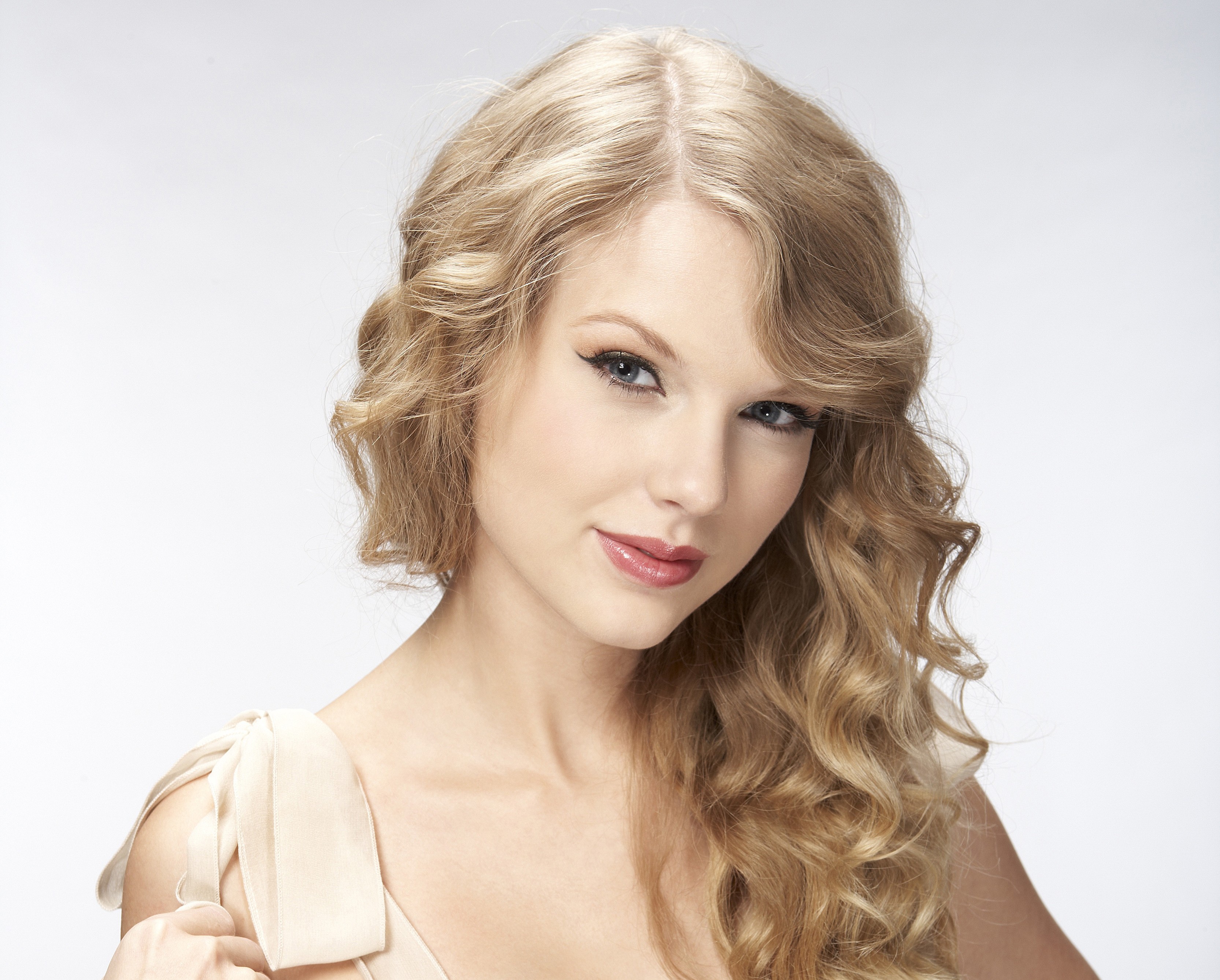 Обои Тэйлор Свифт лицо нос на рабочий стол