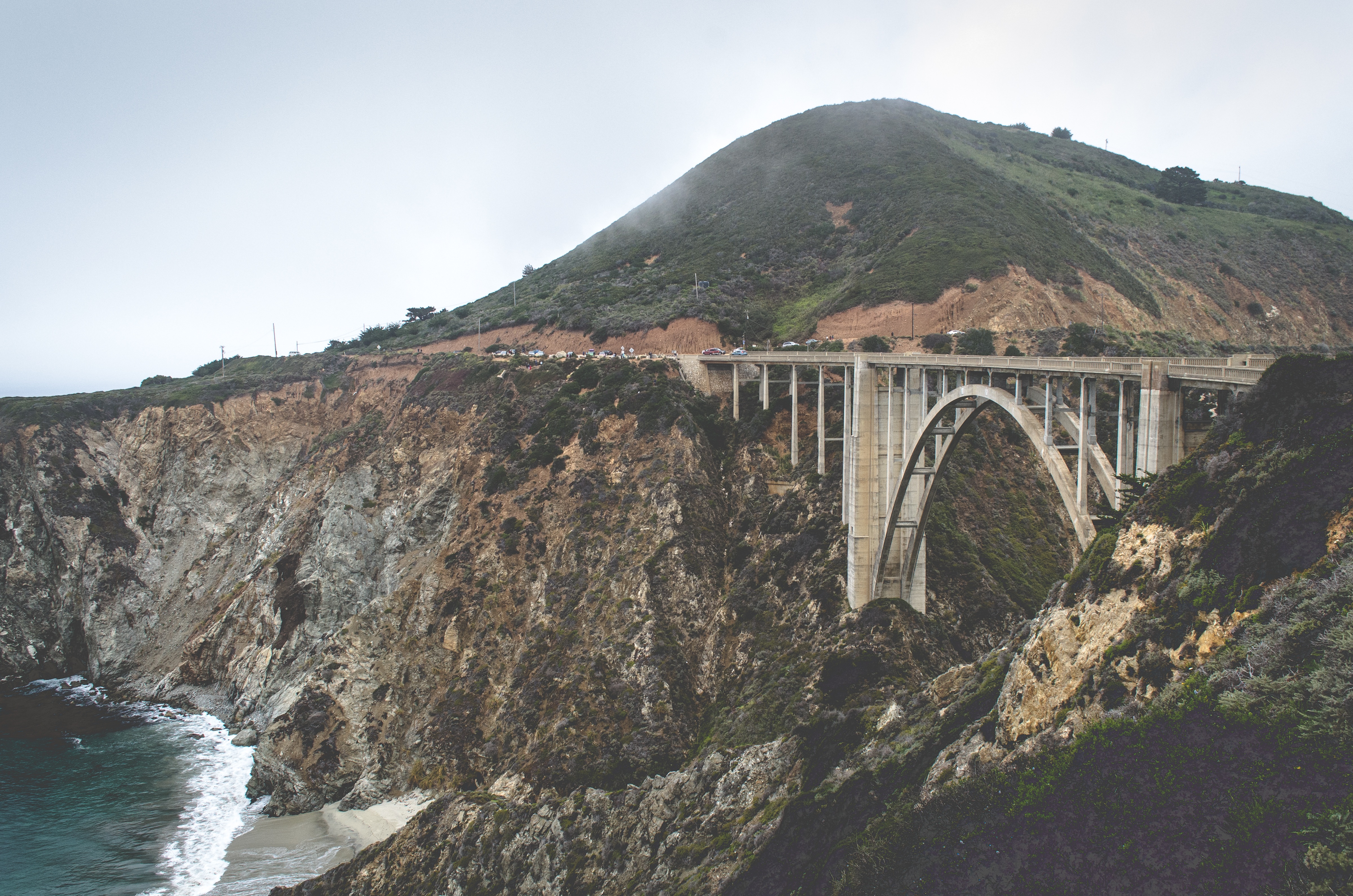 Free photo A large bridge over a gorge on the seashore