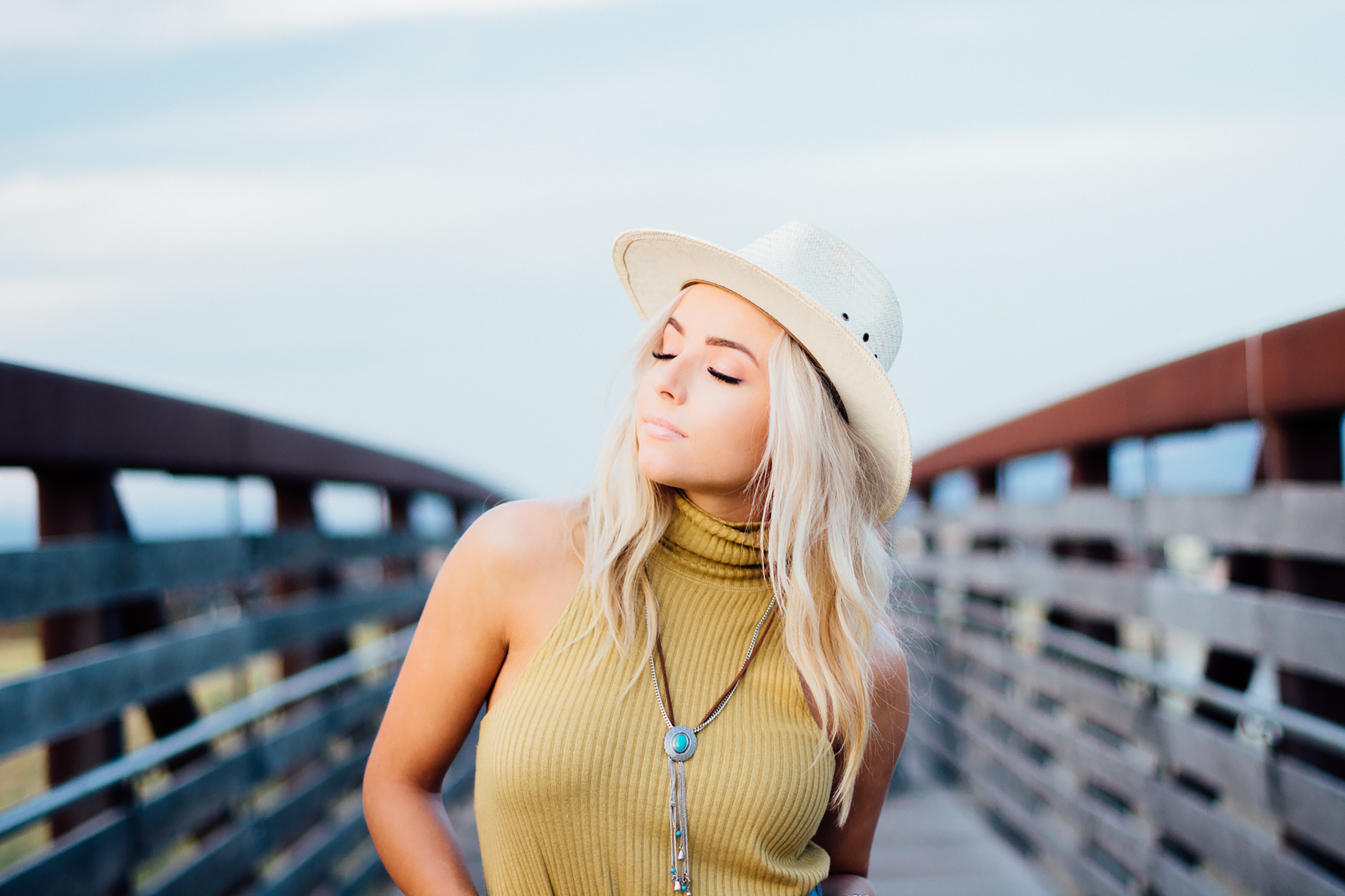 Free photo A blonde-haired girl in a white hat.