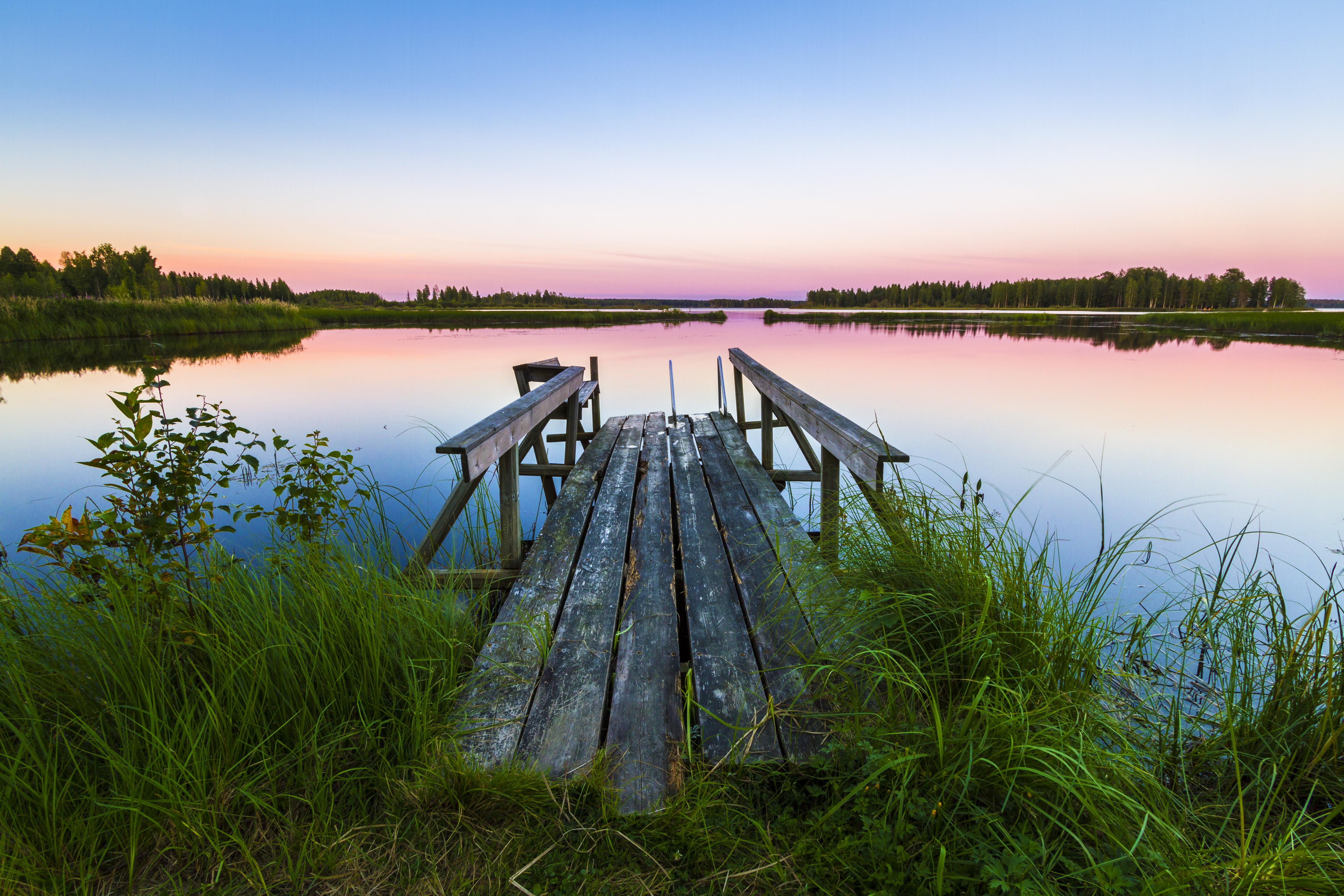 Free photo Wooden bridge by the river