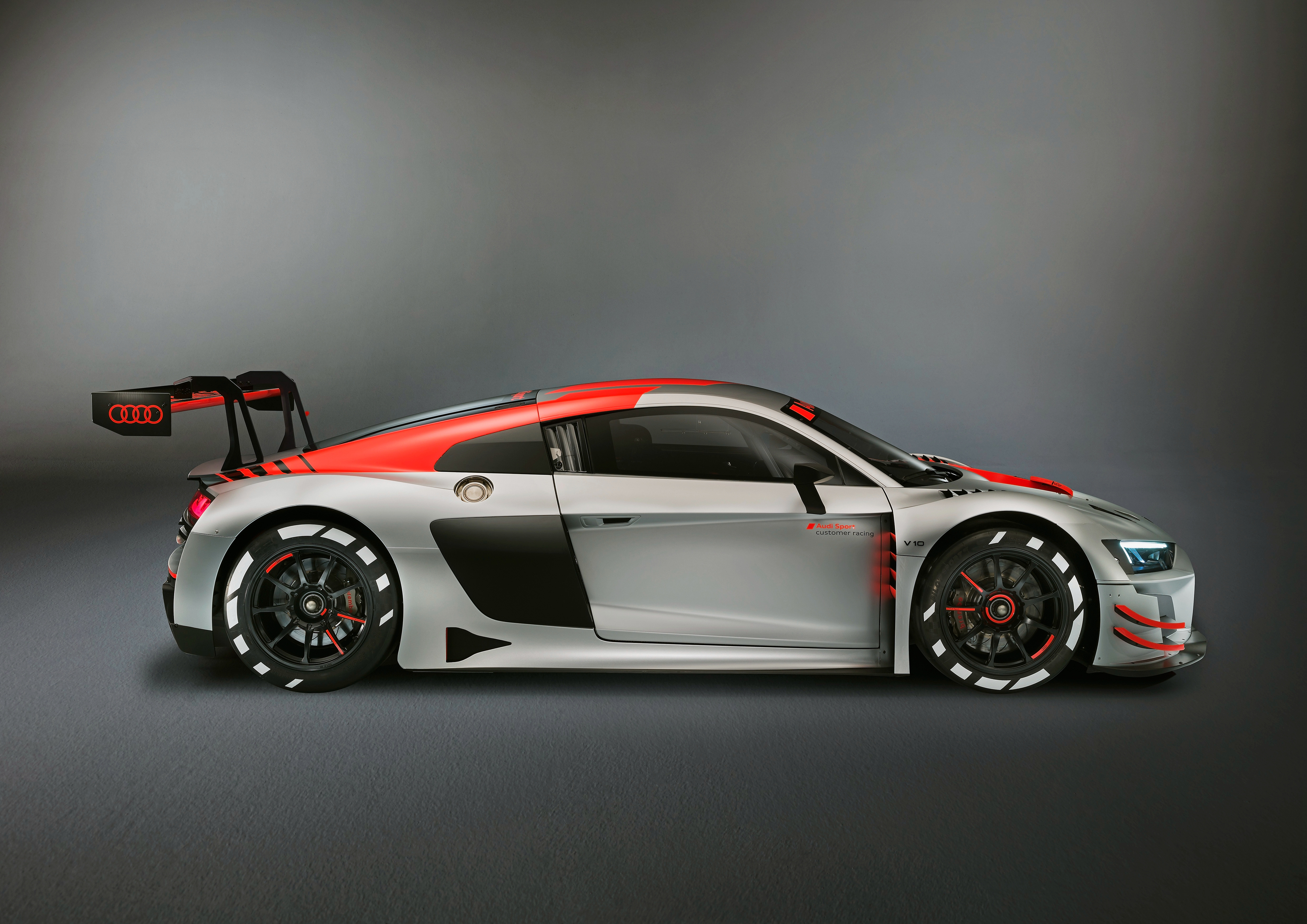 用于素描的奥迪 R8 Lms 侧视图。
