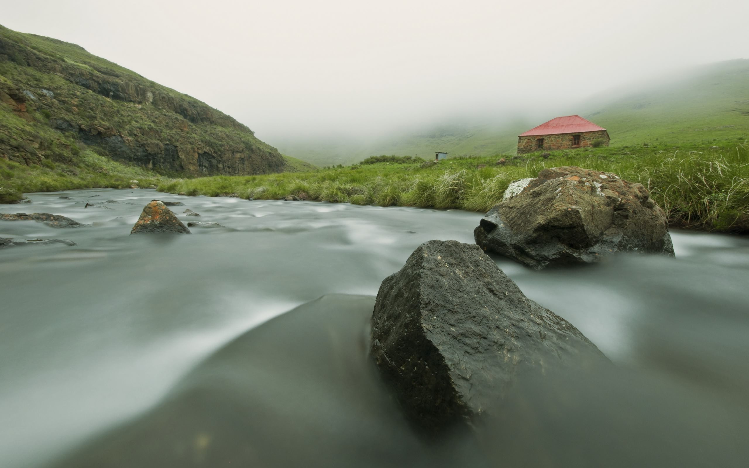 Free photo Big sharp rocks in the river