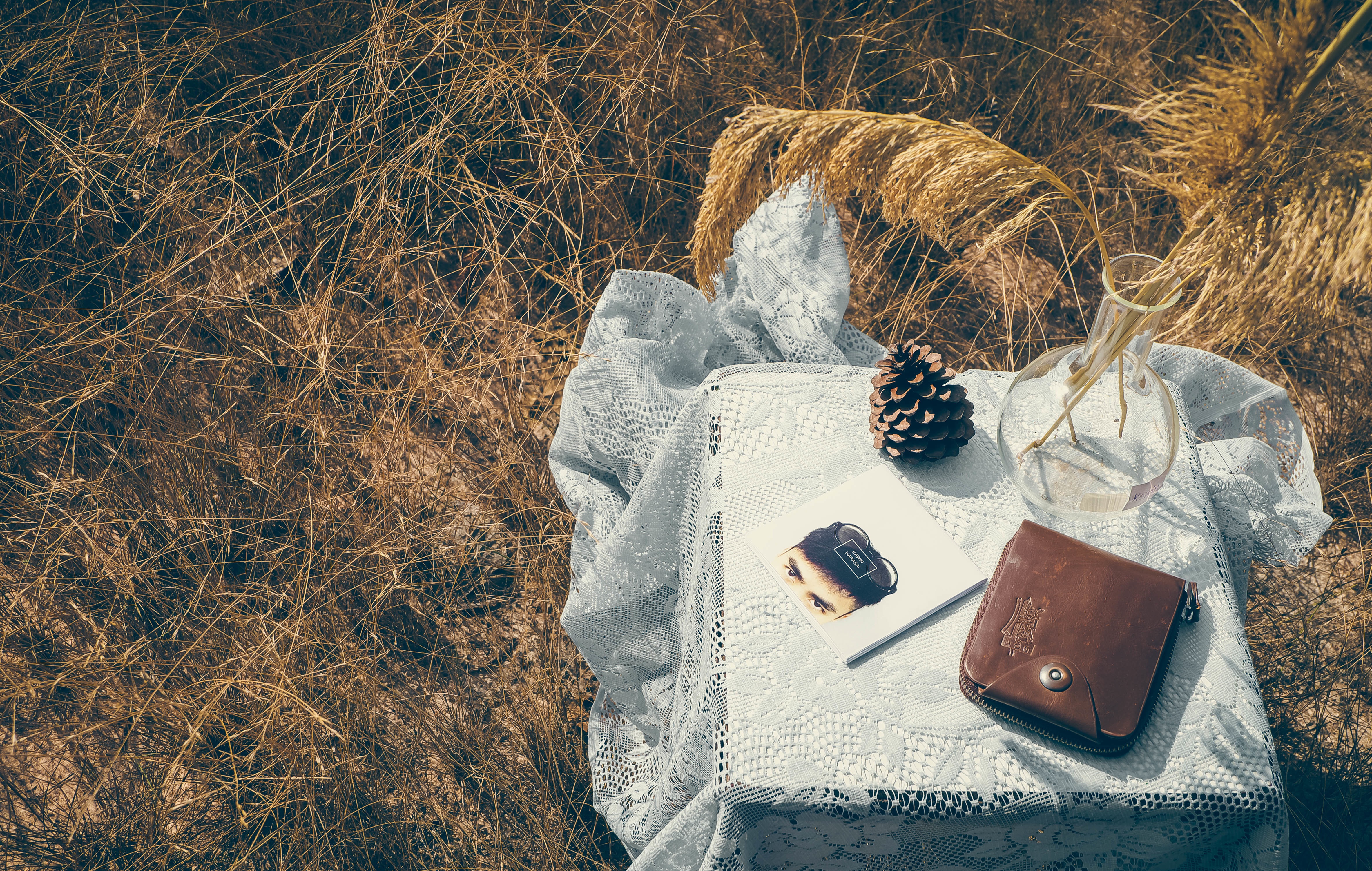 Free photo They set up a table in the middle of a wheat field