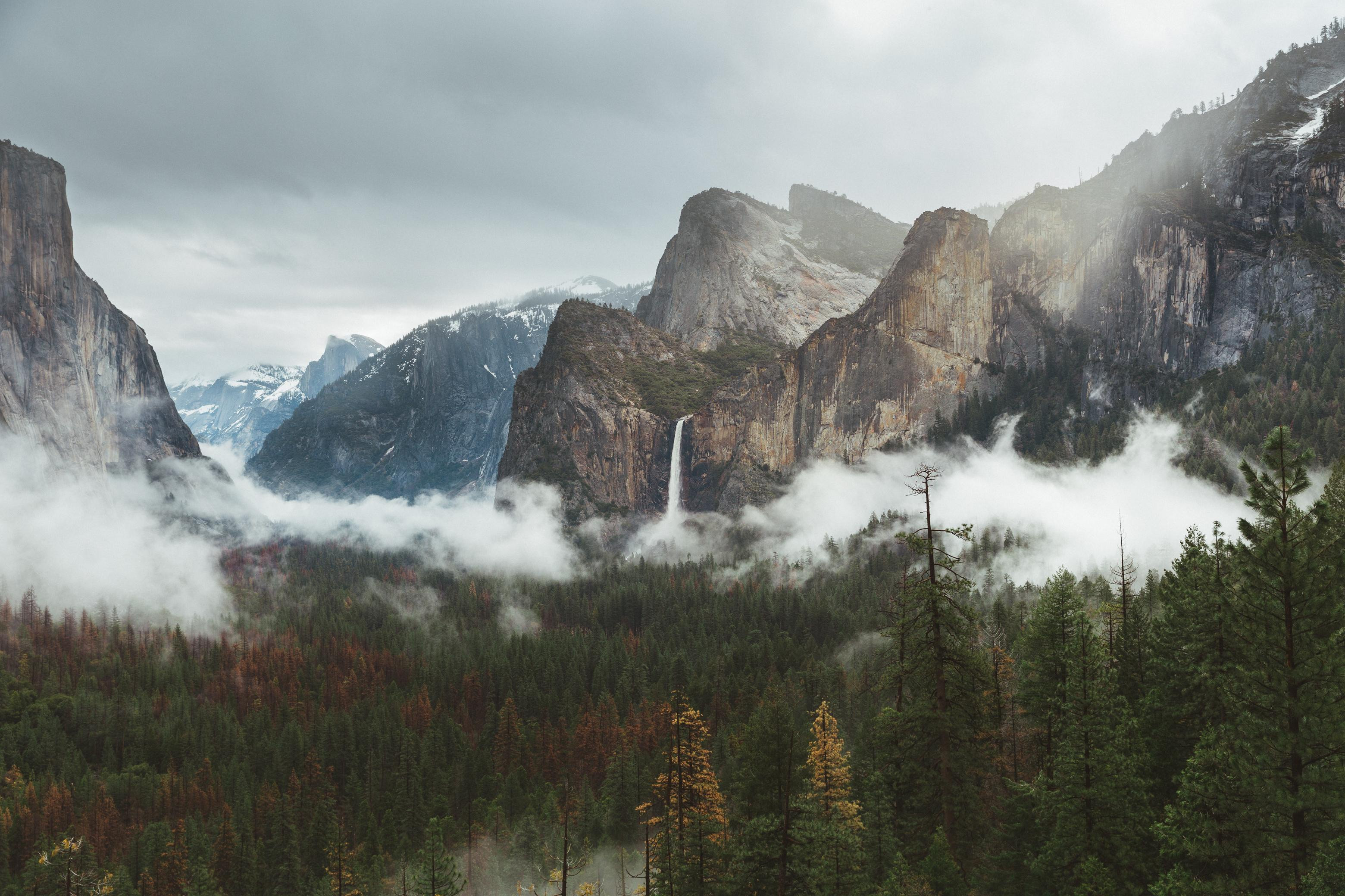 Free photo Waterfall from a high mountain in the fog