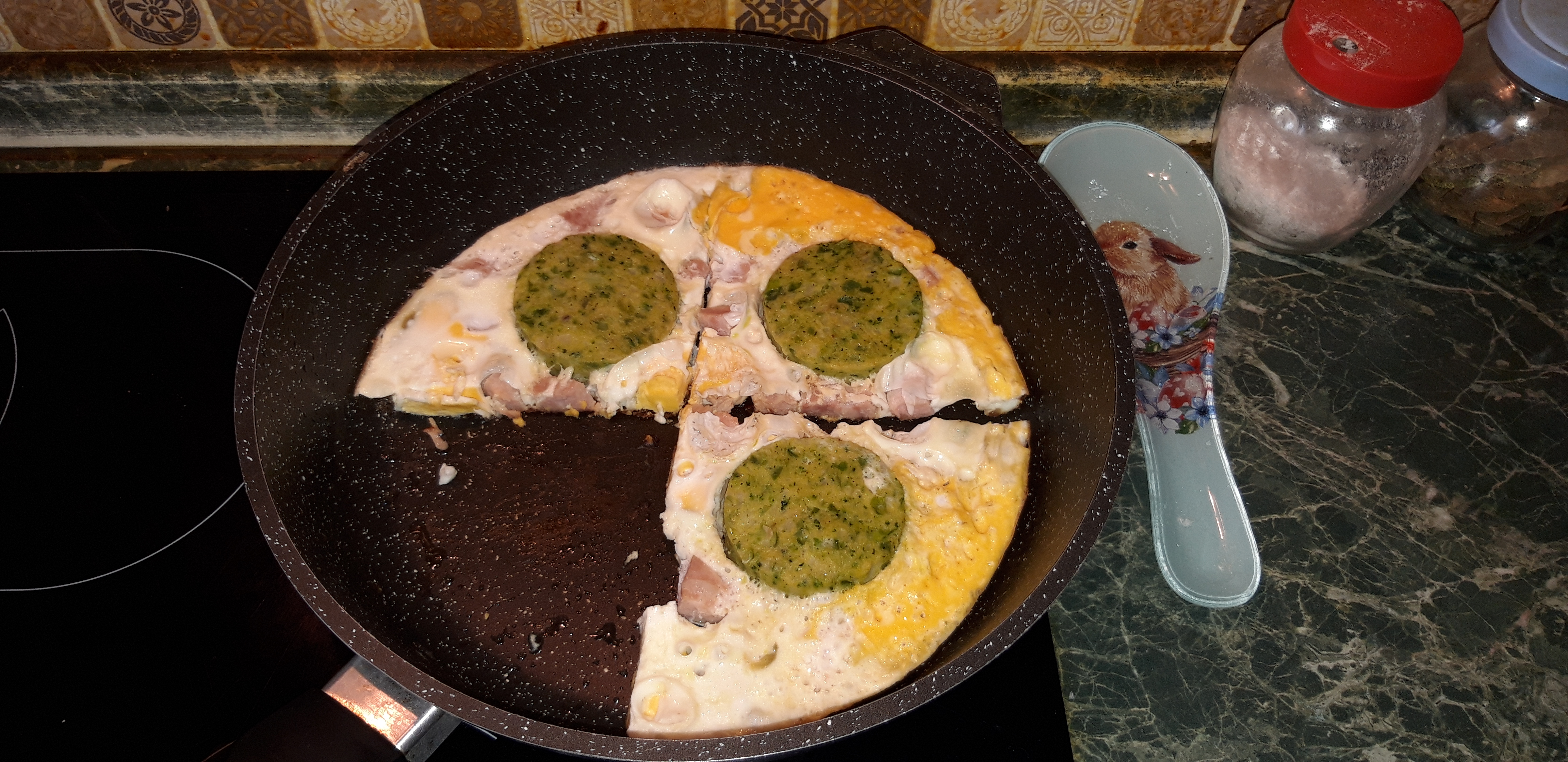 Яичница с ветчиной и котлетами из цветной капусты