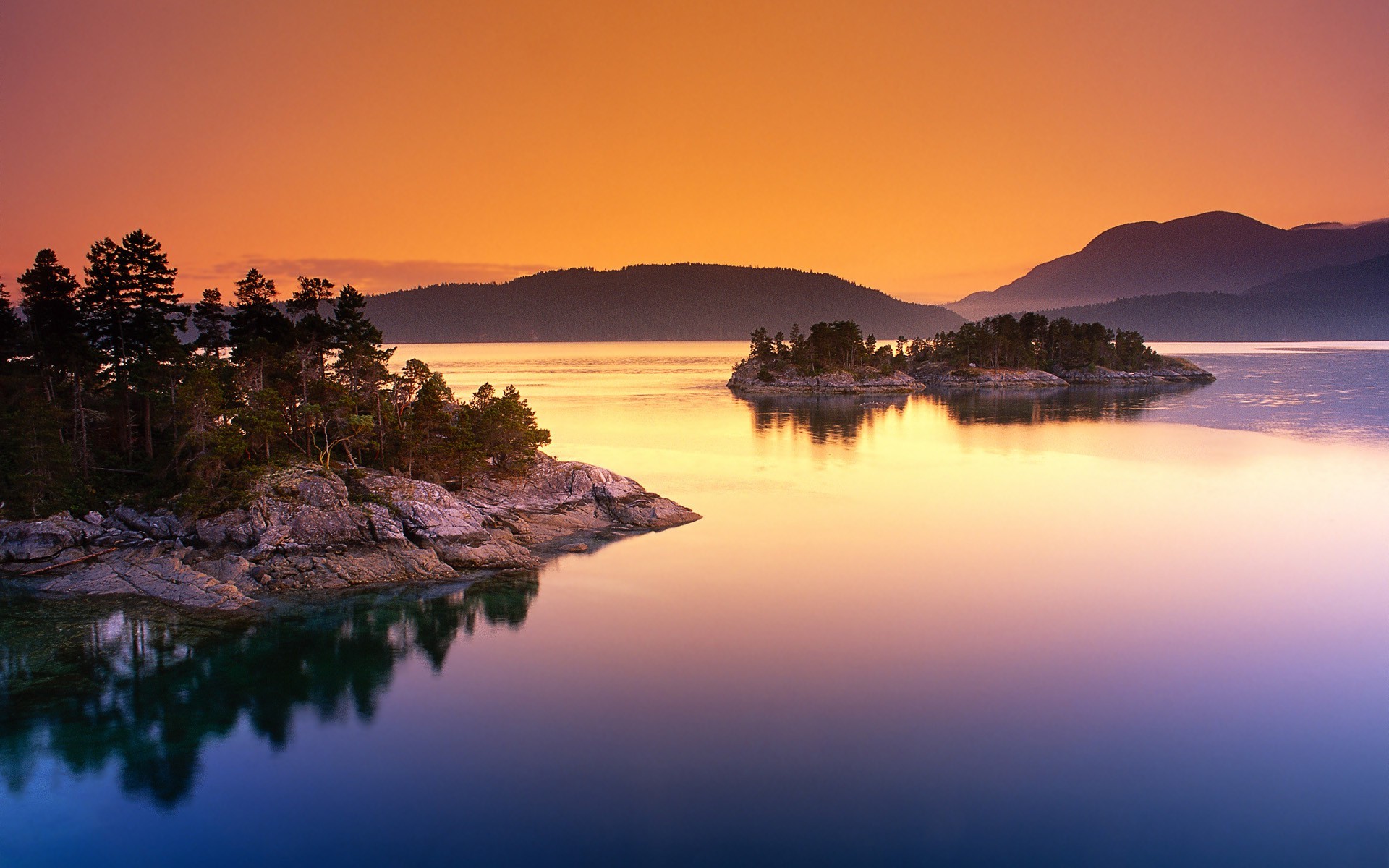 Free photo Amber sky on a morning river with islands