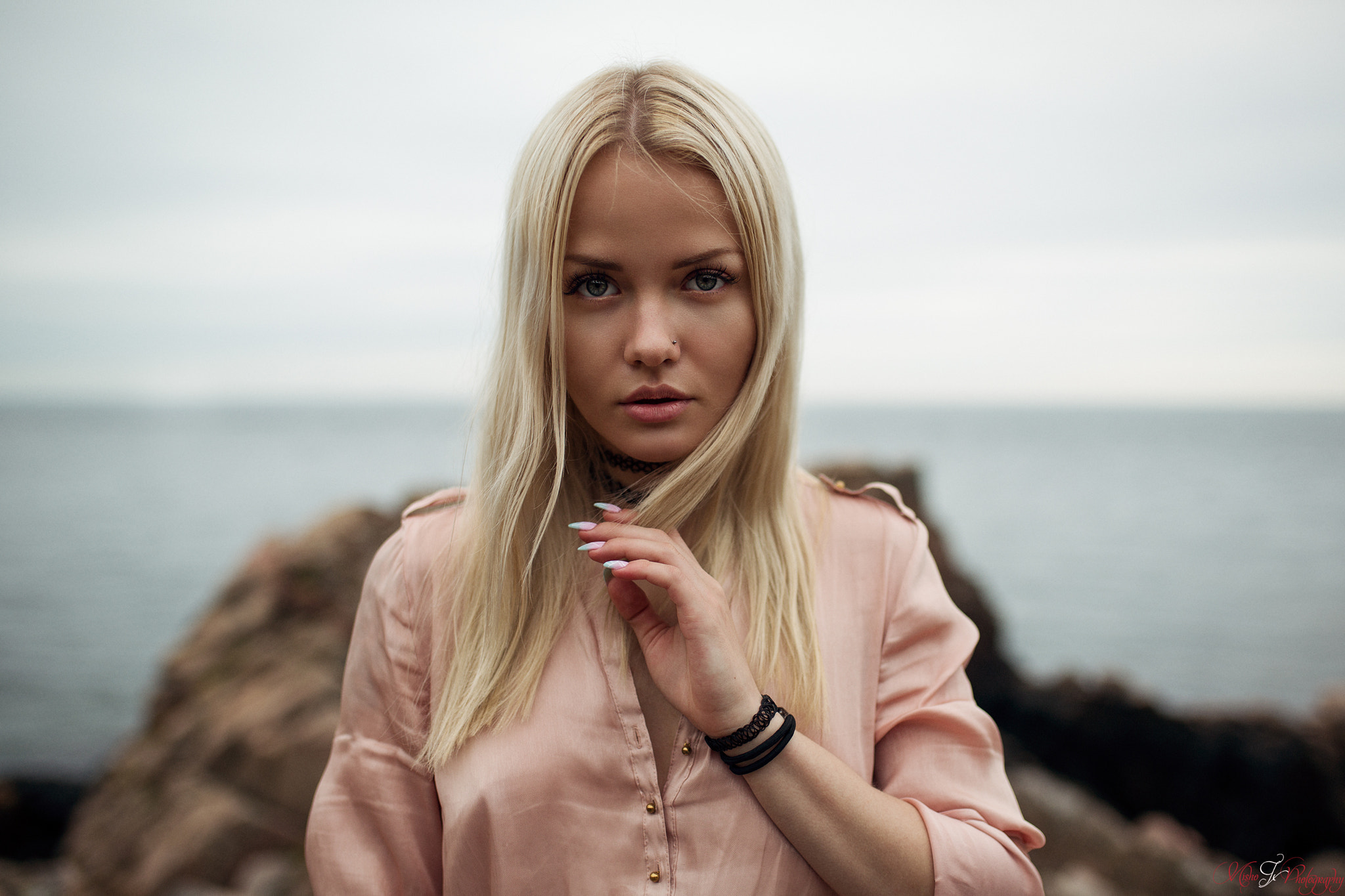 金发碧眼的 Alicja Sedzielewska 在大海背景上的图片