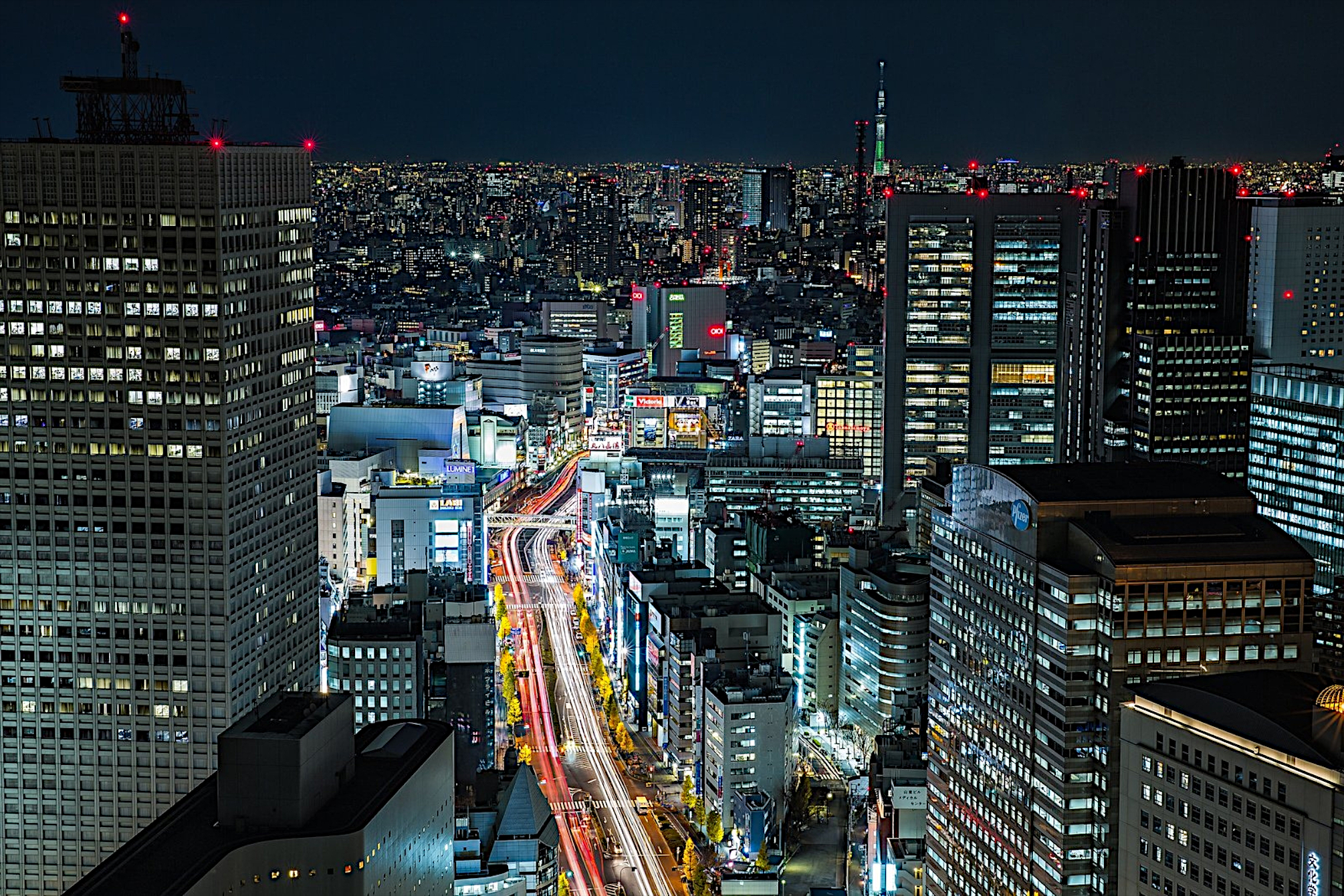 免费照片夜晚的市中心街道