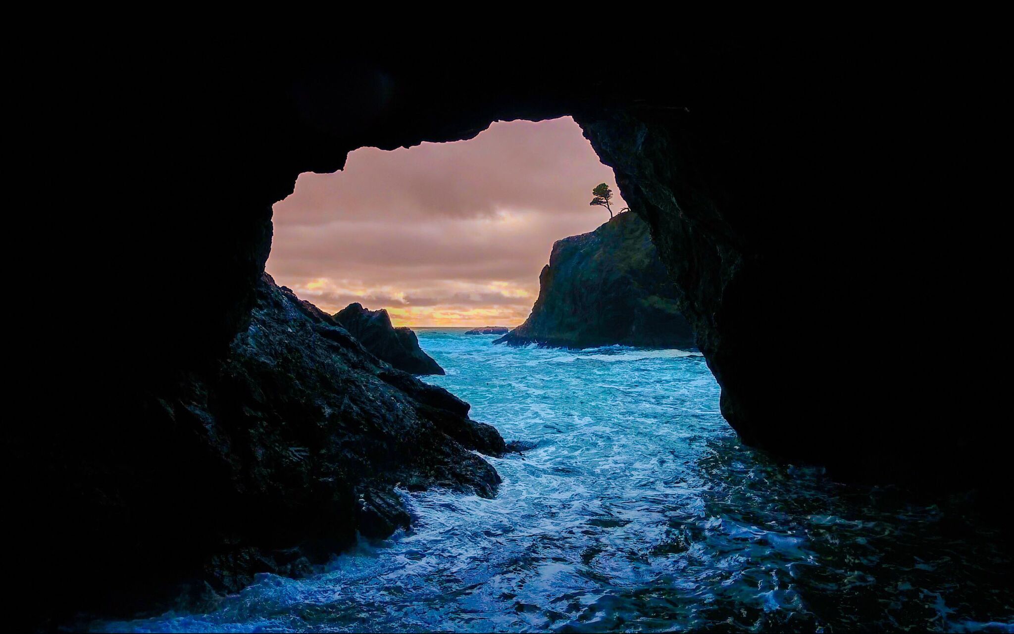 免费照片夕阳下的山洞里的大海海峡