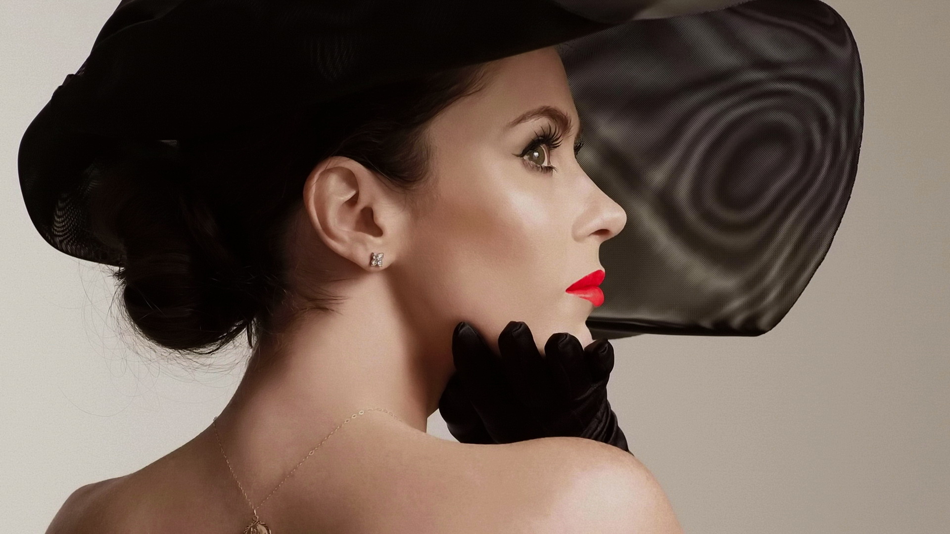 Free photo Portrait of a girl and a hat