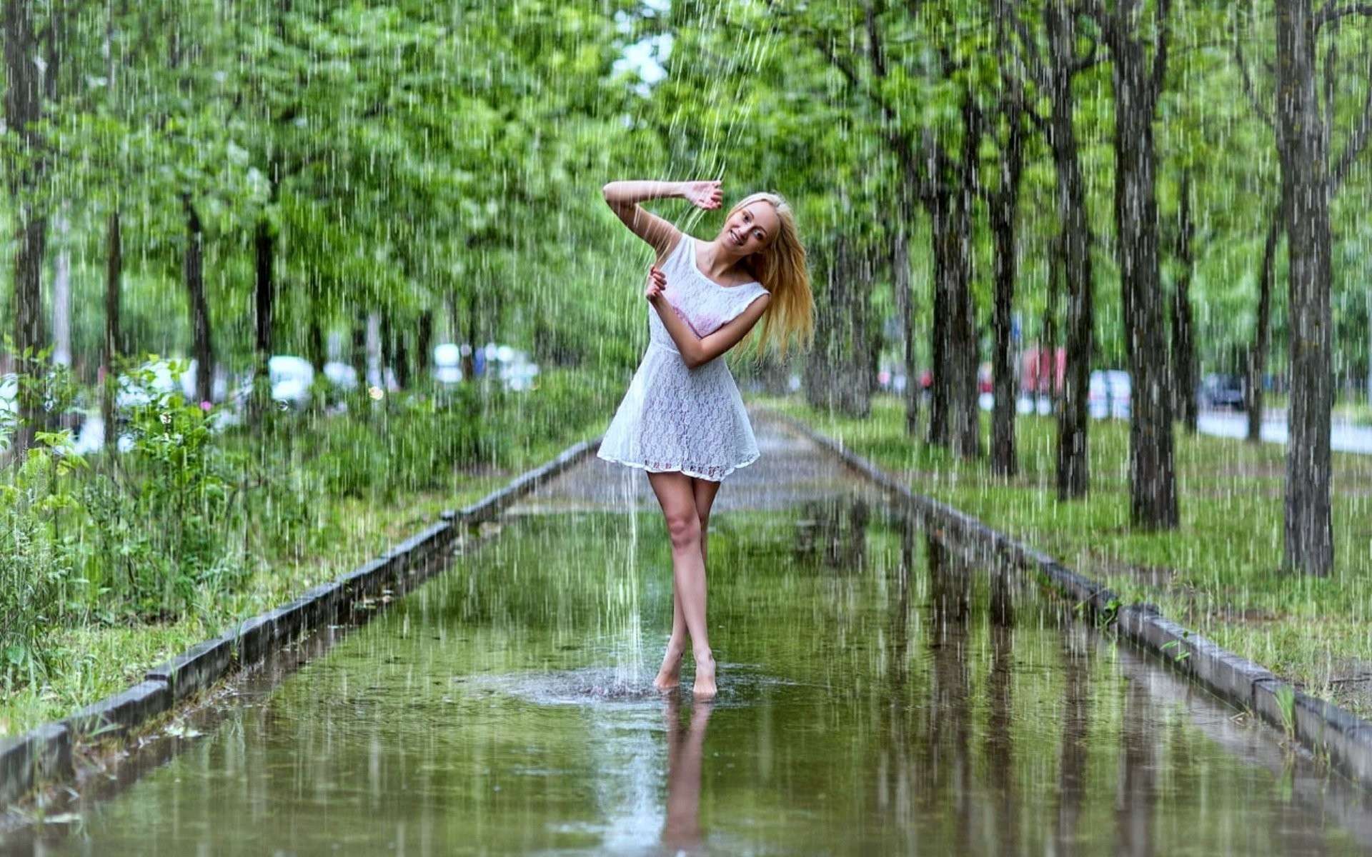 一个身穿白色连衣裙的女孩在雨中漫步。