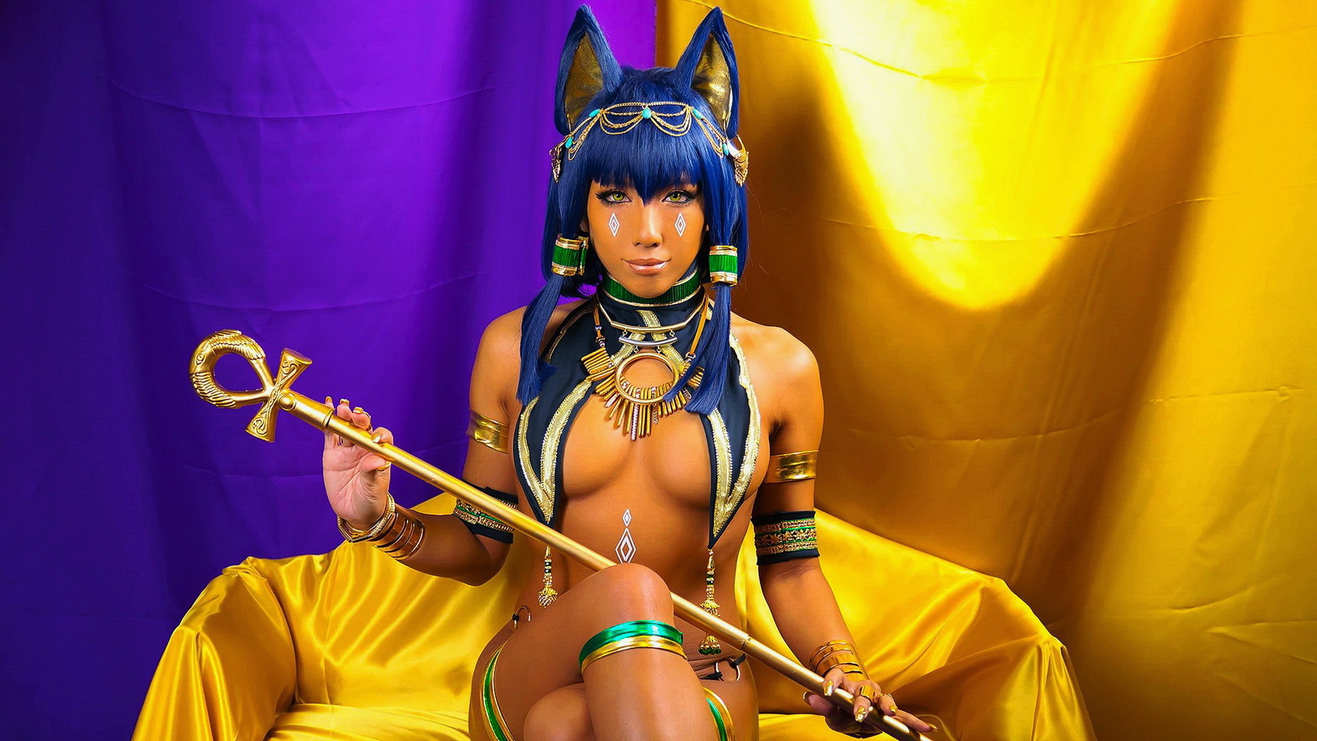 任性的埃及女神巴斯泰特坐在她的宝座上的Cosplay