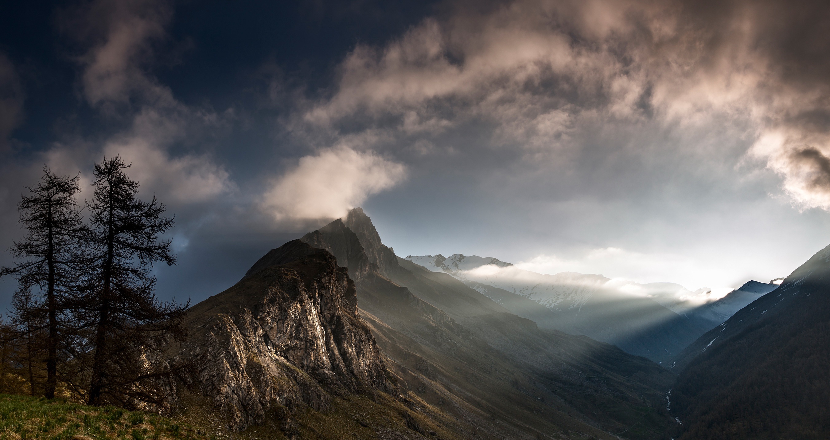 Free photo Dawn with sunshine in the mountains