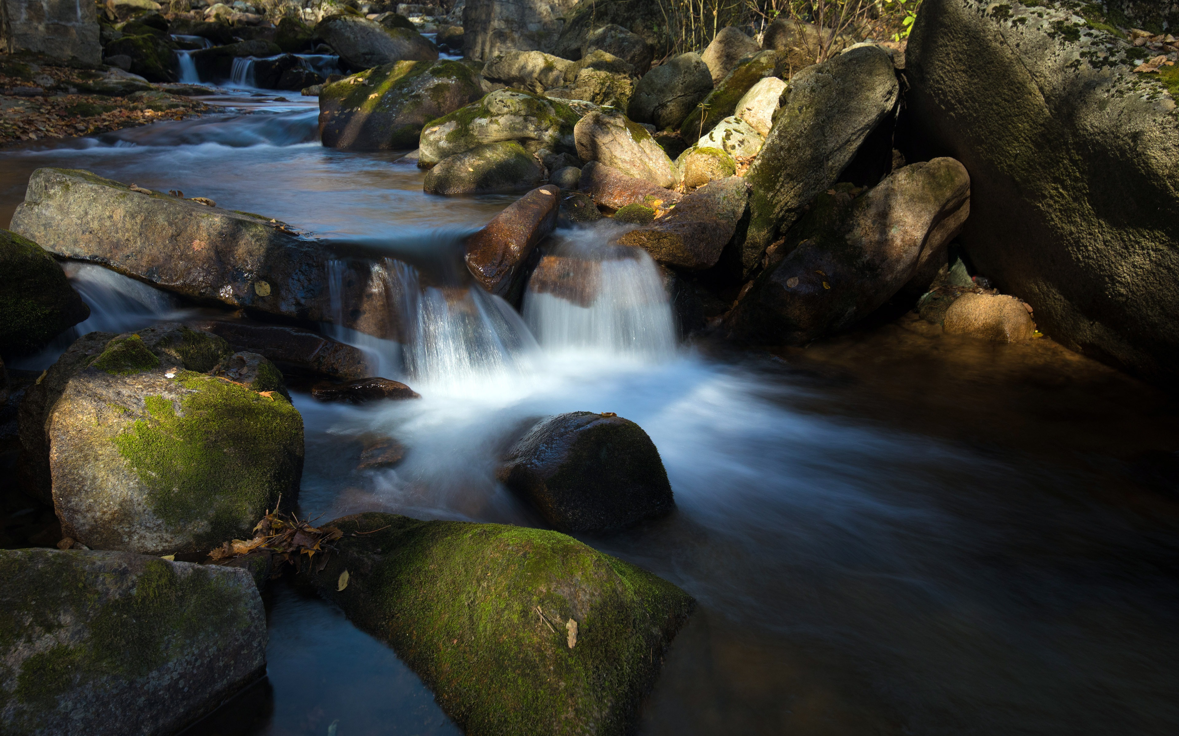 Free photo A stream of water among the rocks