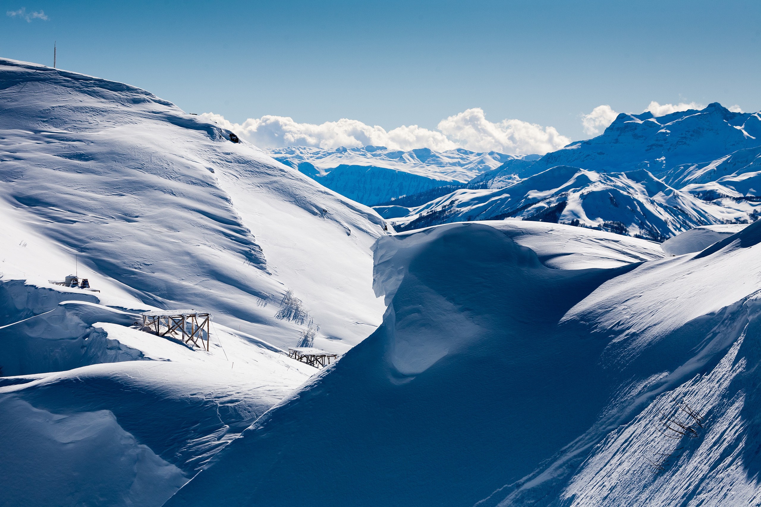 Free photo Large amounts of snow on the mountains