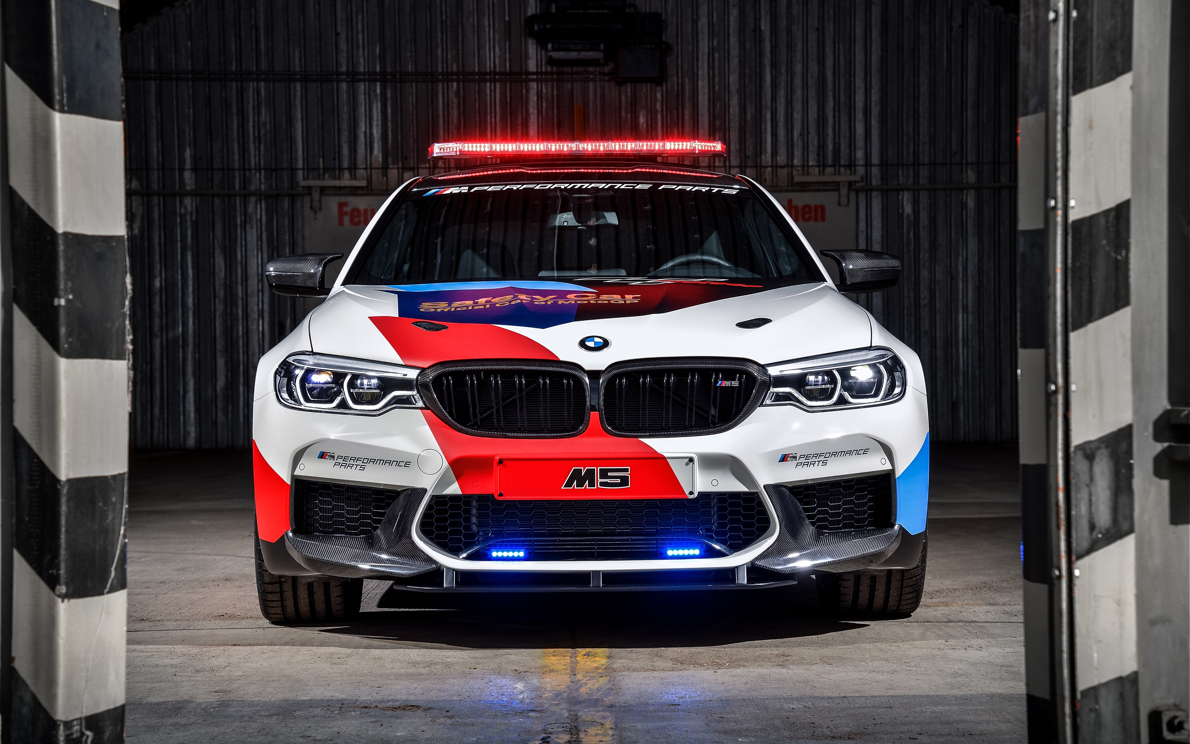 带闪光灯的警察涂装的BMW M5