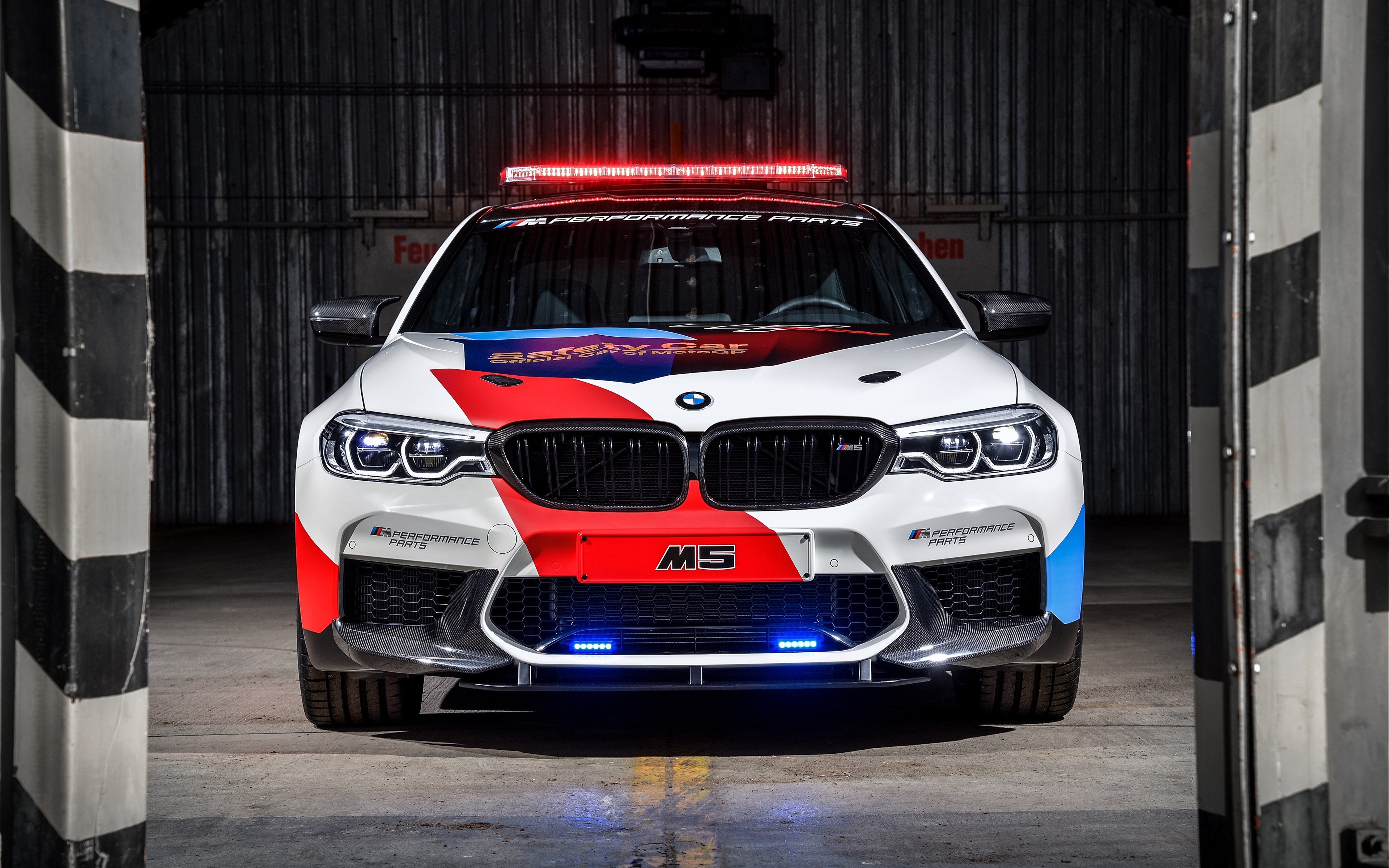 Бесплатное фото Bmw m5 в полицейской раскраске с мигалкой