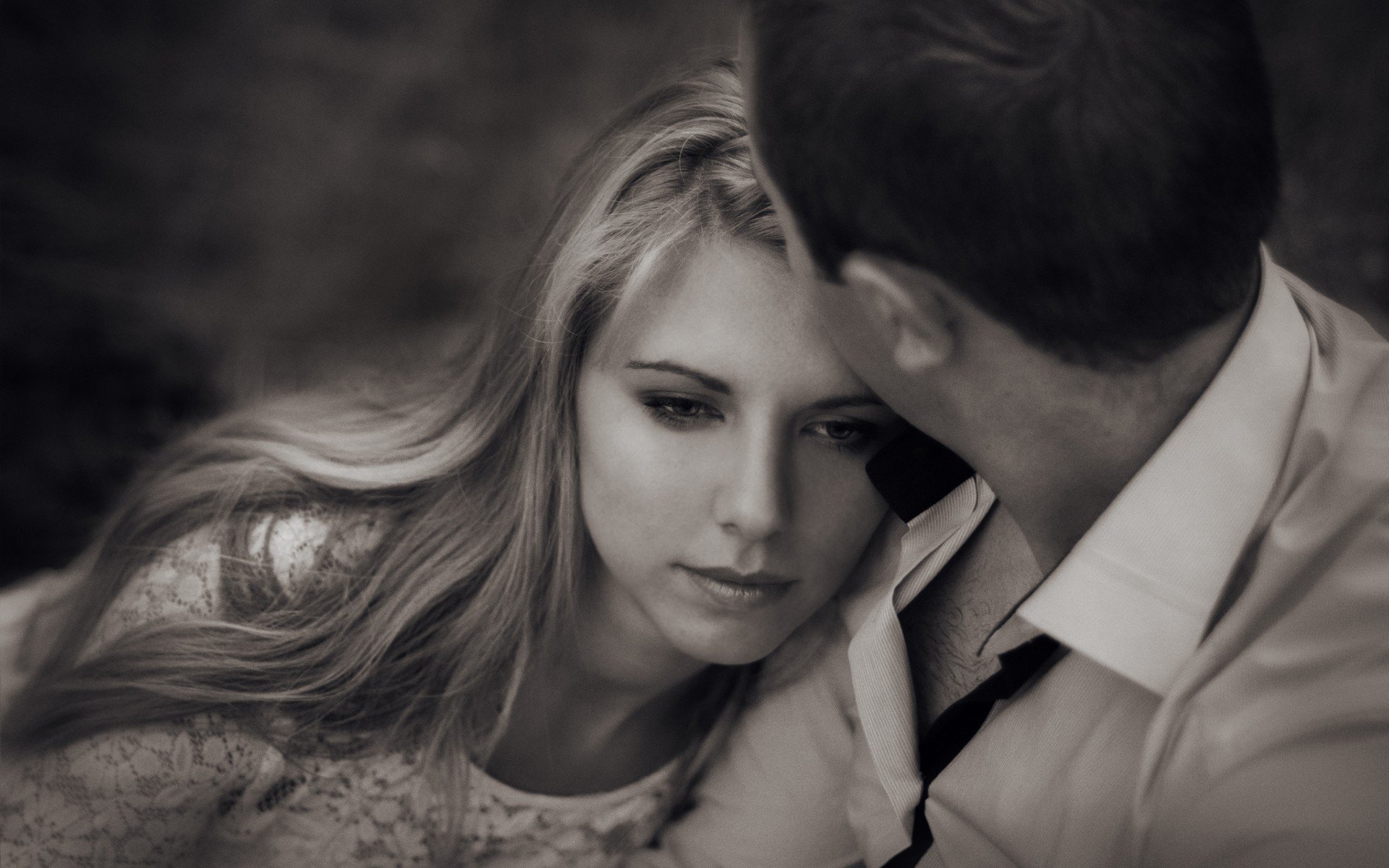 Free photo A love couple in a monochrome photo