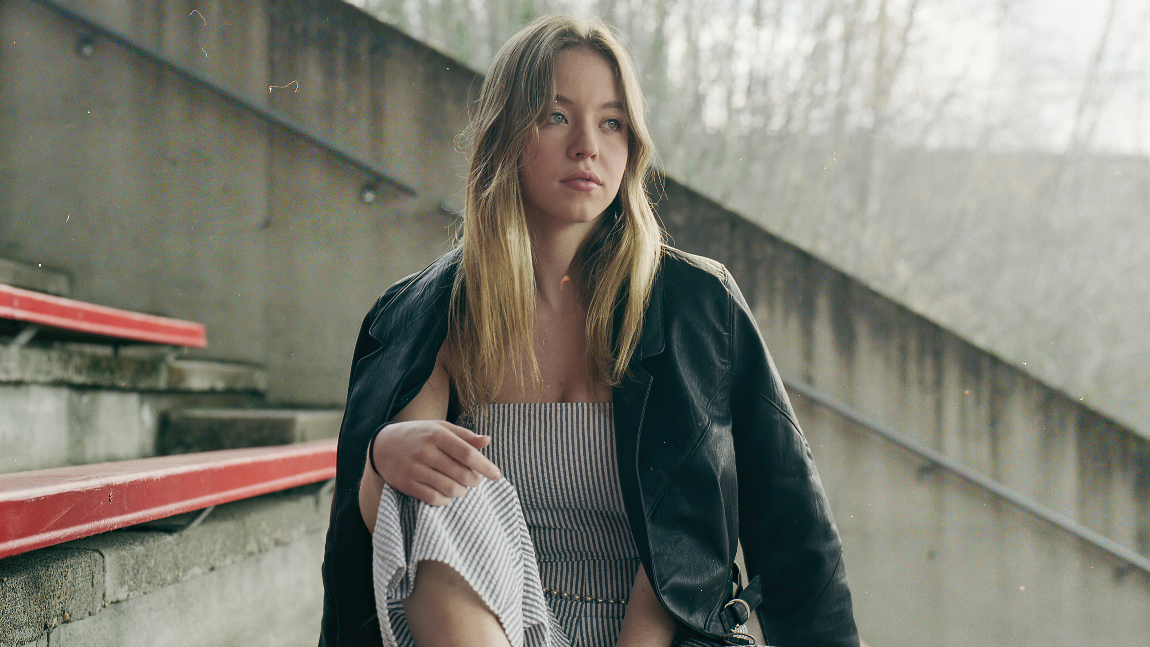 Free photo Sidney Sweeney in a leather jacket looking off into the distance