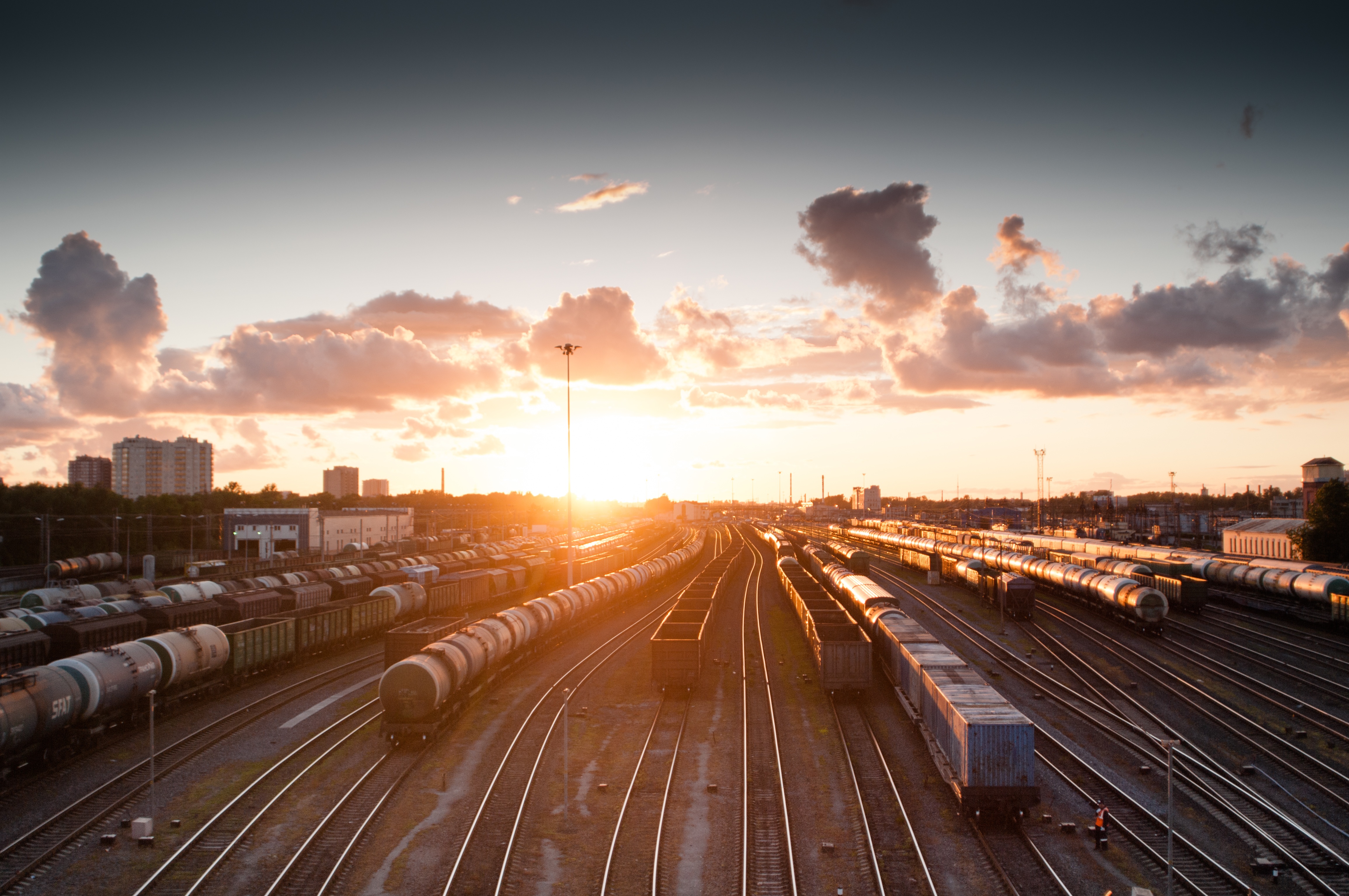 Free photo Dawn on the railroad tracks near the station