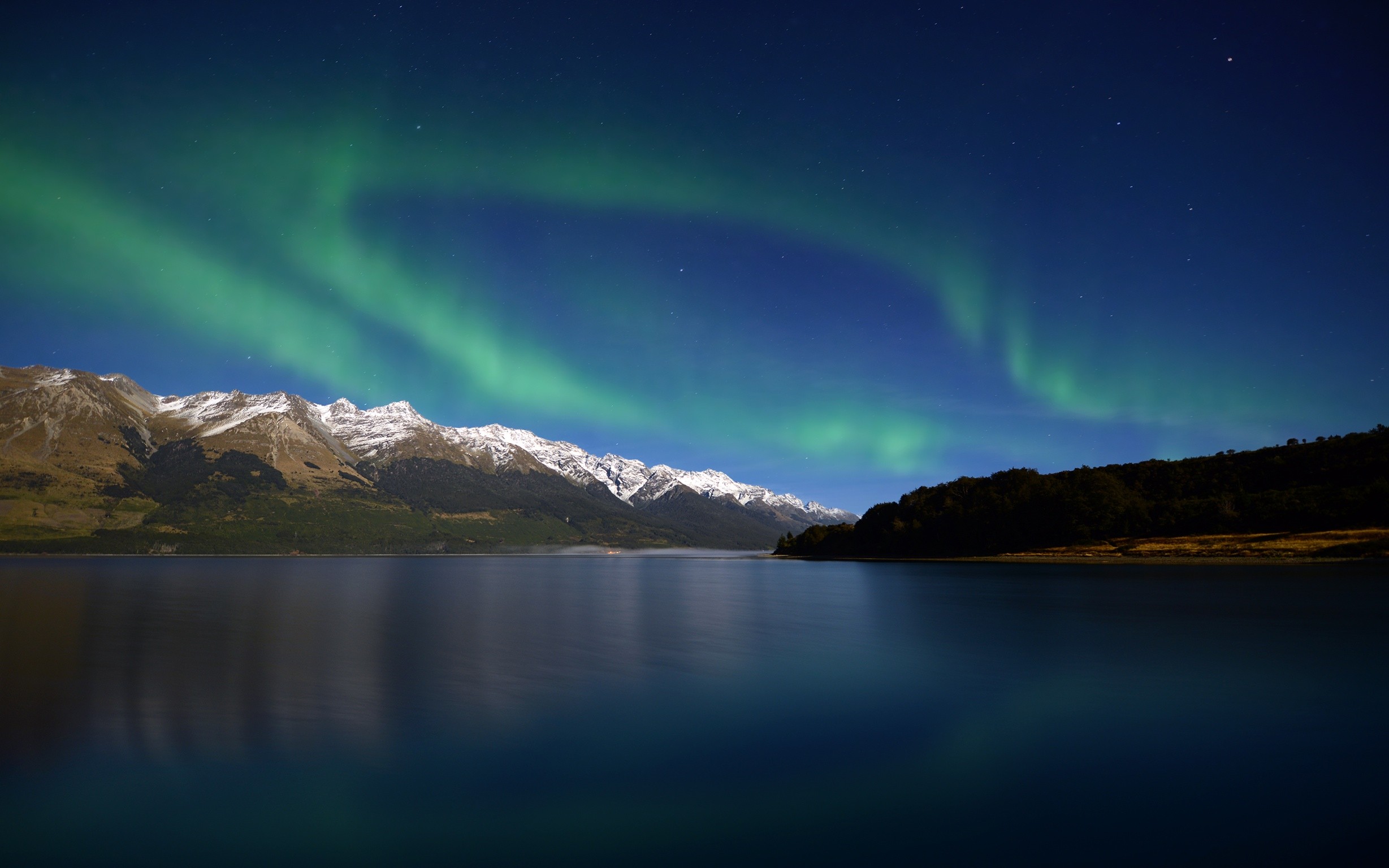 Free photo Dancing lights over Lake Wakatipu