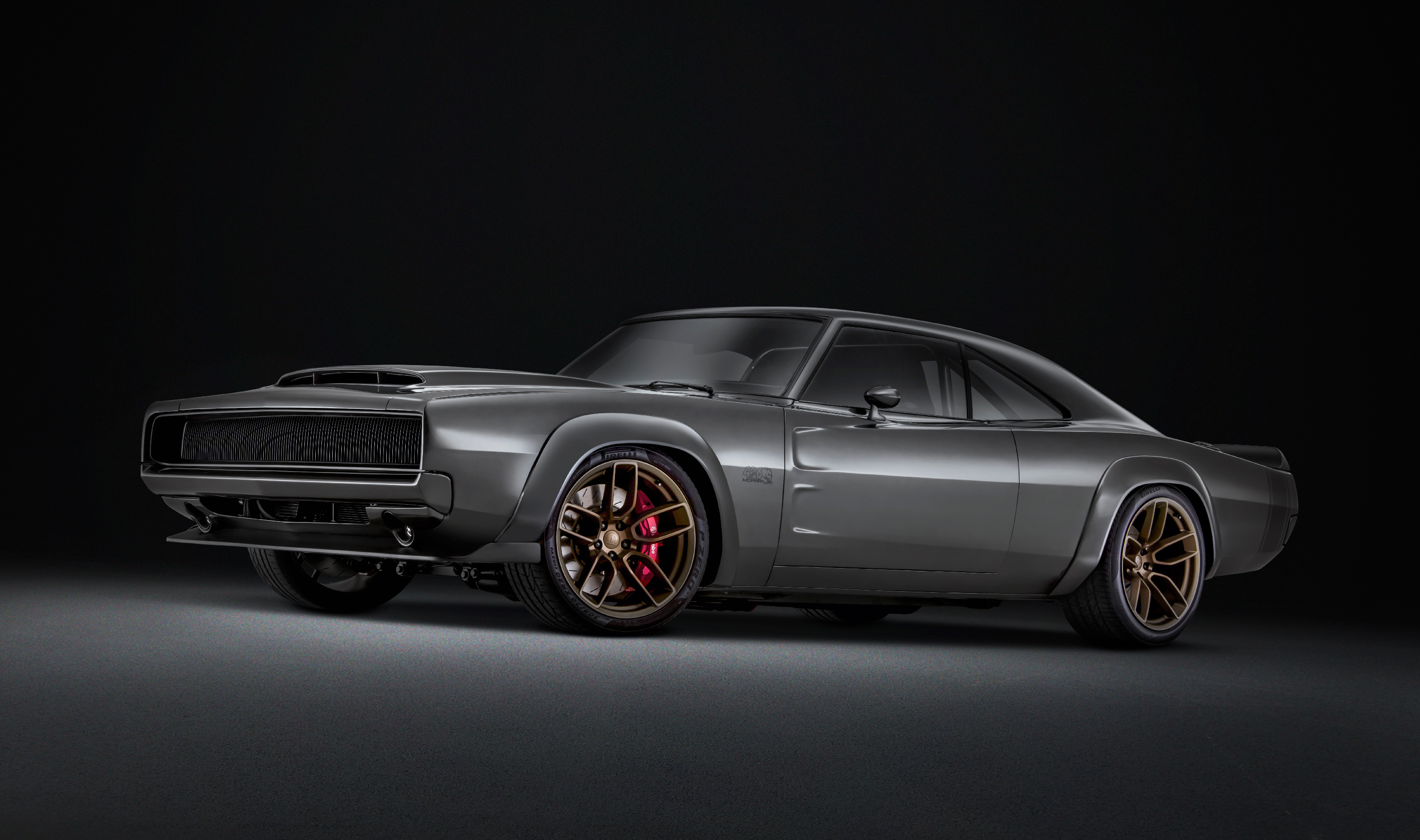 Бесплатное фото Серый Dodge Charger на черном фоне