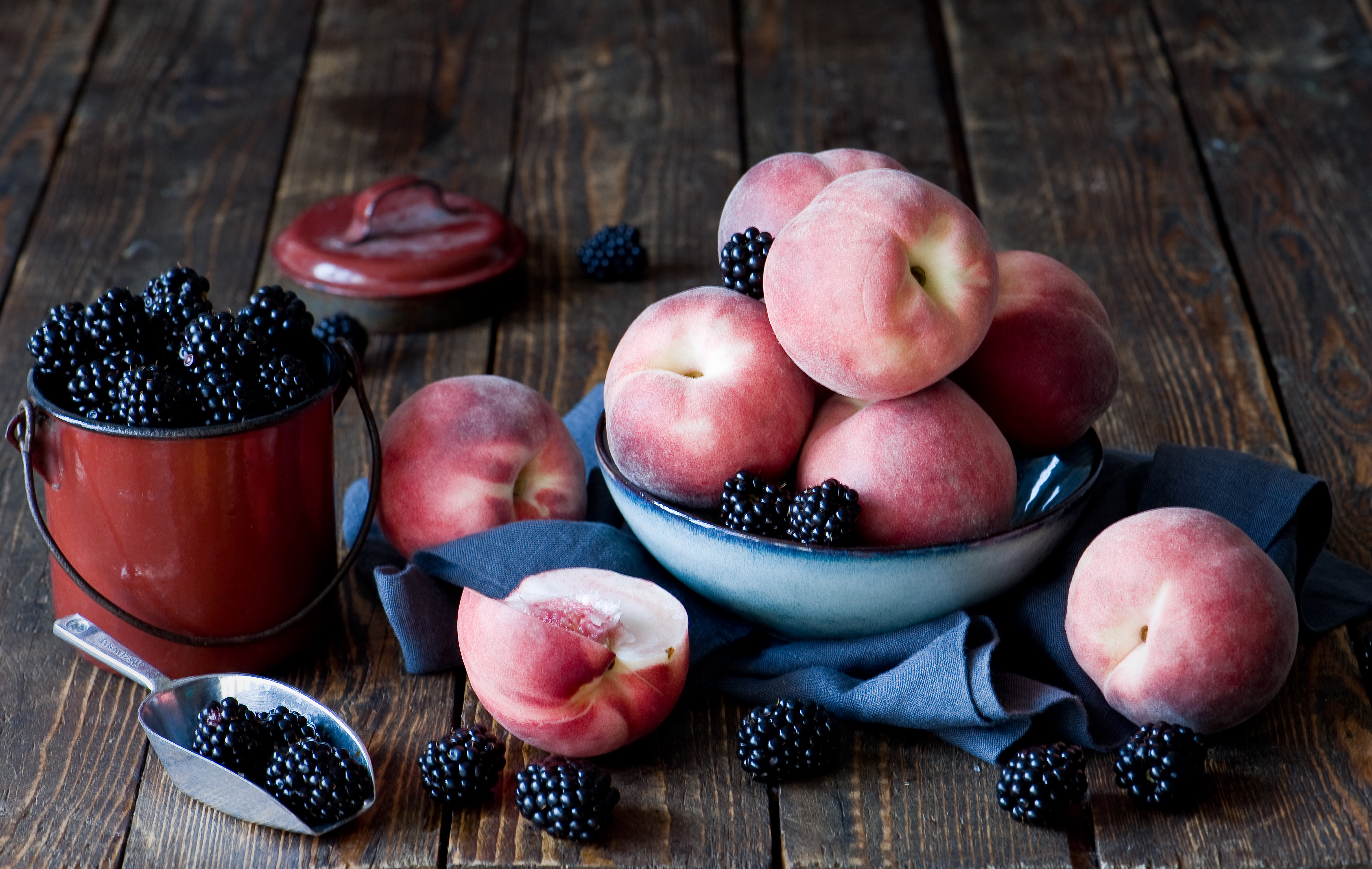 Free photo Still life of peaches and blackberries