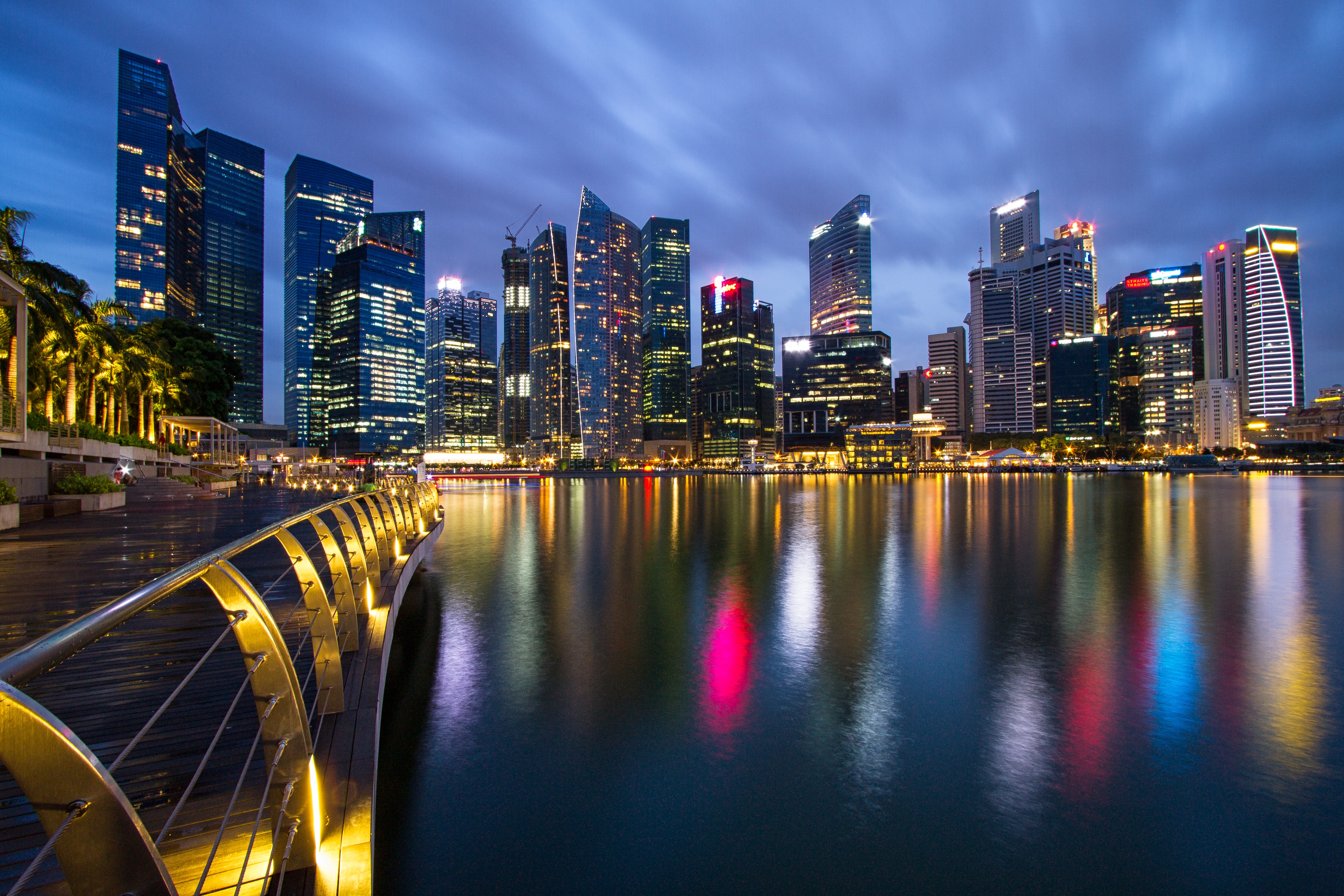 夜幕下的新加坡海滨