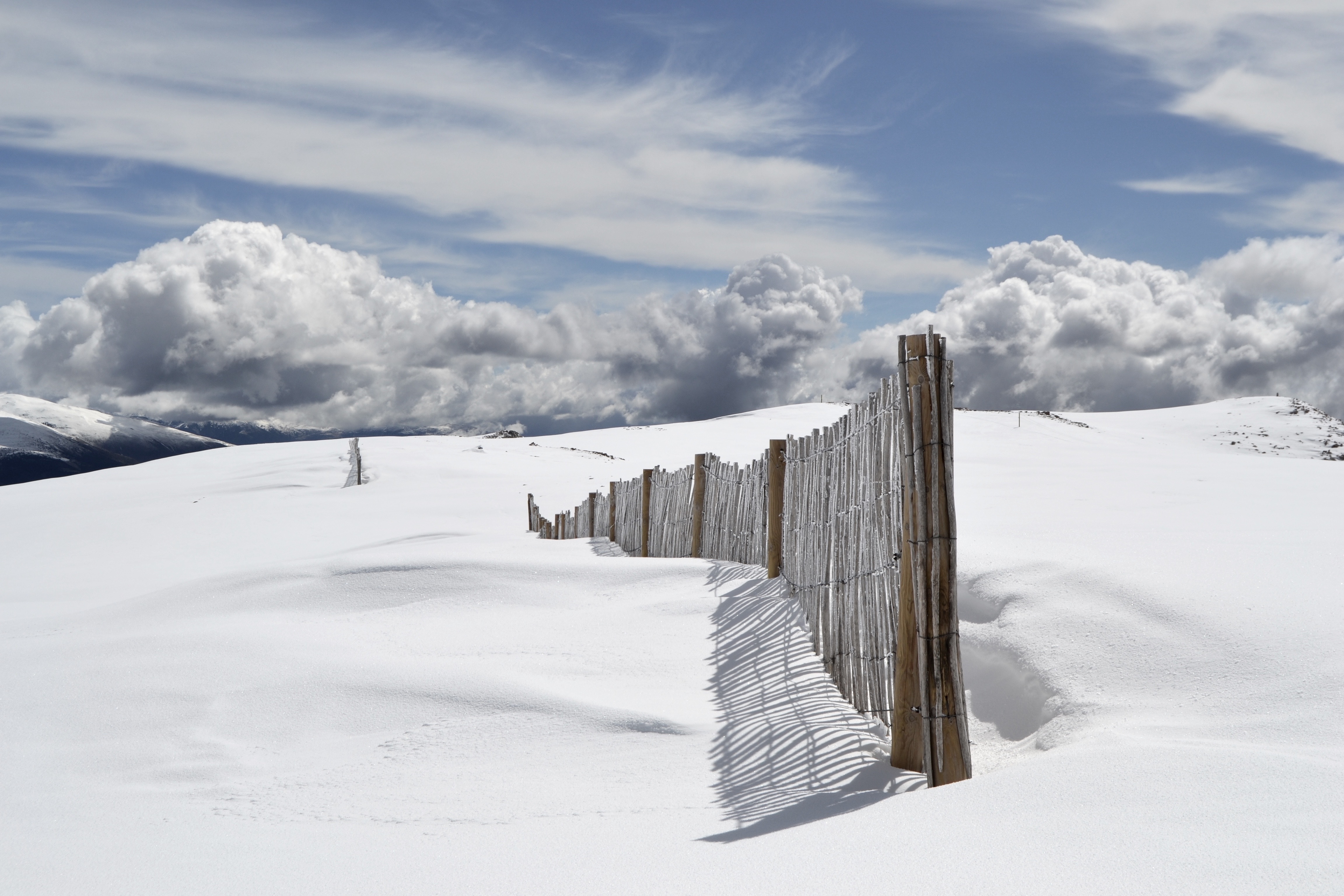 雪地里的栅栏